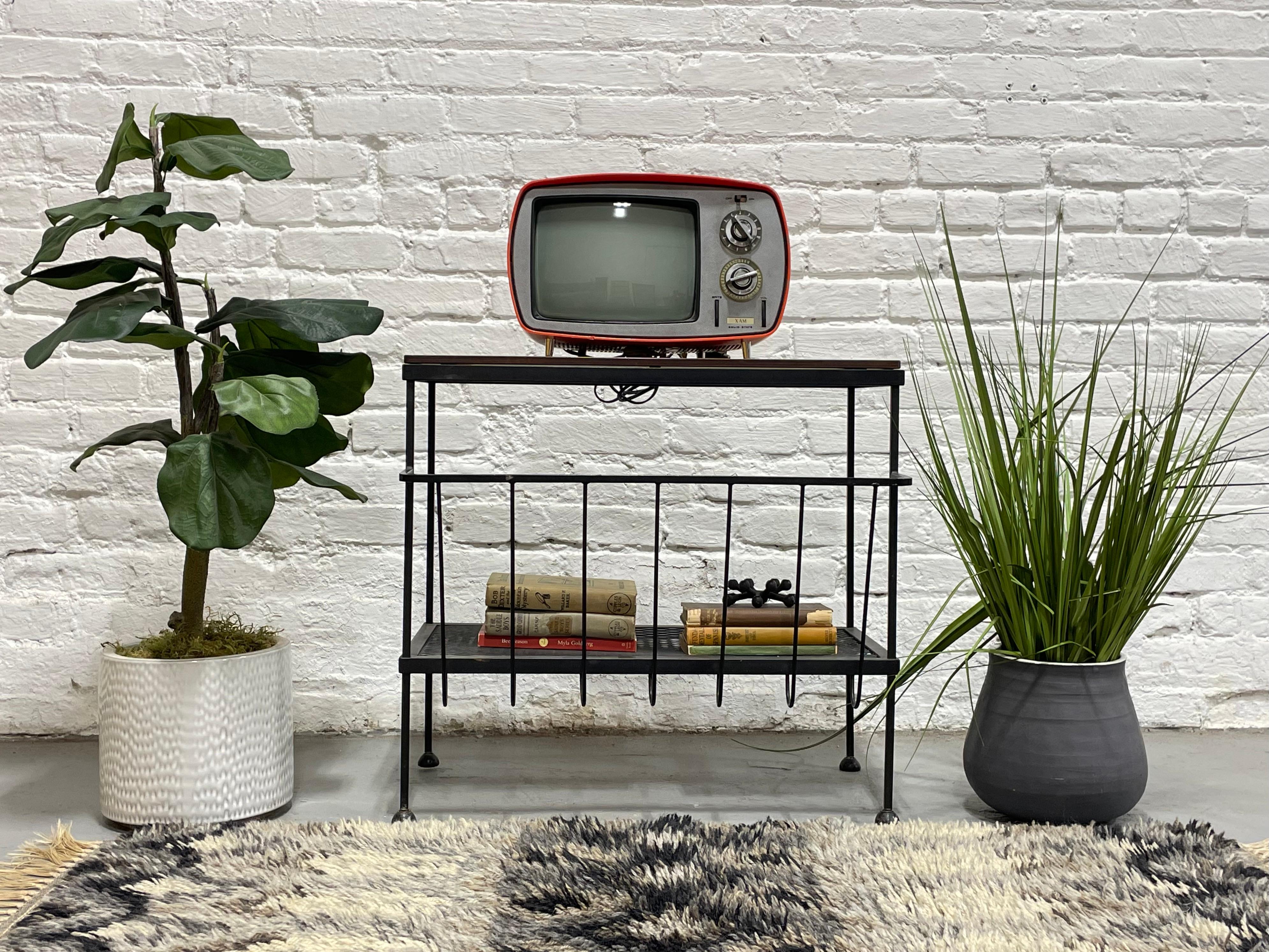 Mid Century MODERN Industrial Black METAL Magazine Stand / Beistelltisch, ca. 1960's im Angebot 8