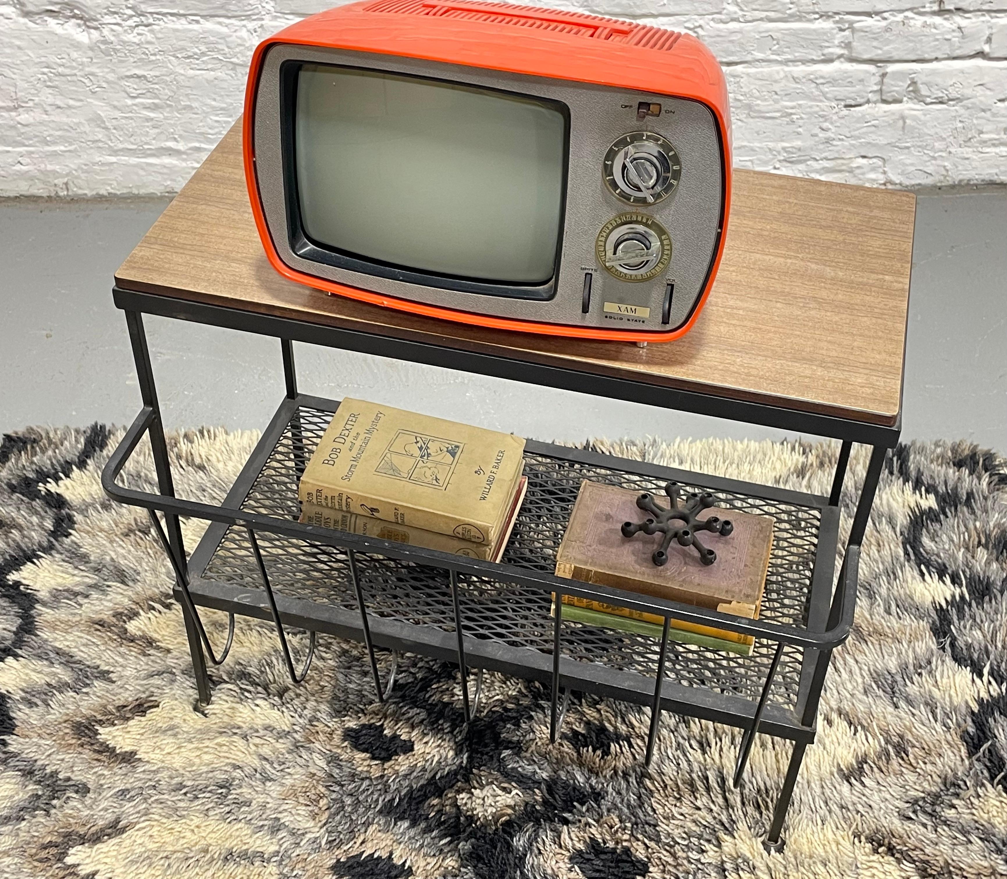 Mid Century MODERN Industrial Black METAL Magazine Stand / Beistelltisch, ca. 1960's im Angebot 9