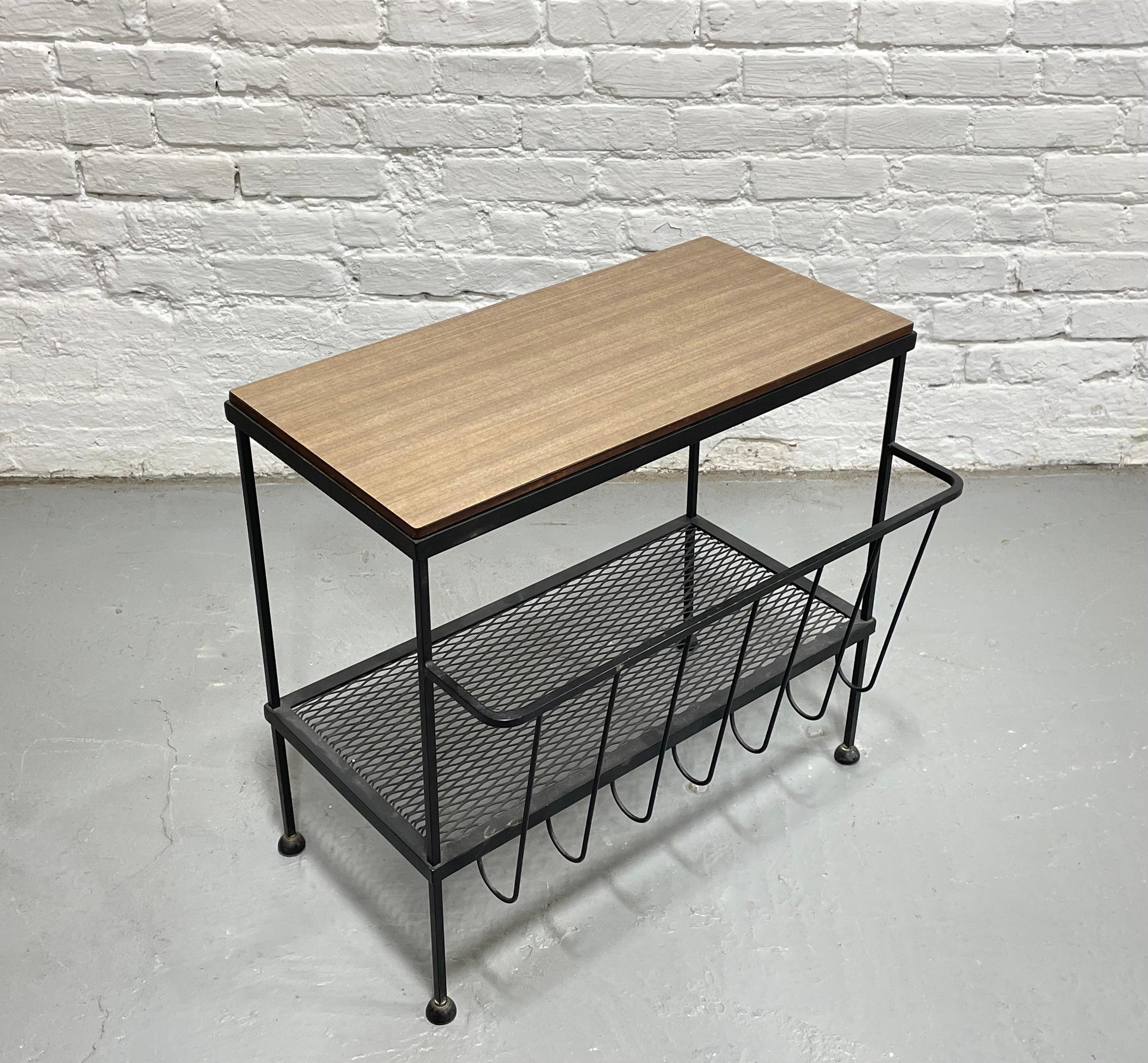 Mid Century Modern Industrial Black Metal Magazine Rack / Entryway Cabinet, ca. 1960er Jahre. Dieses vielseitige Möbelstück eignet sich hervorragend als Eingangstisch mit Platz für Schlüssel und Post oben, für Schuhe unten und zur Aufbewahrung von
