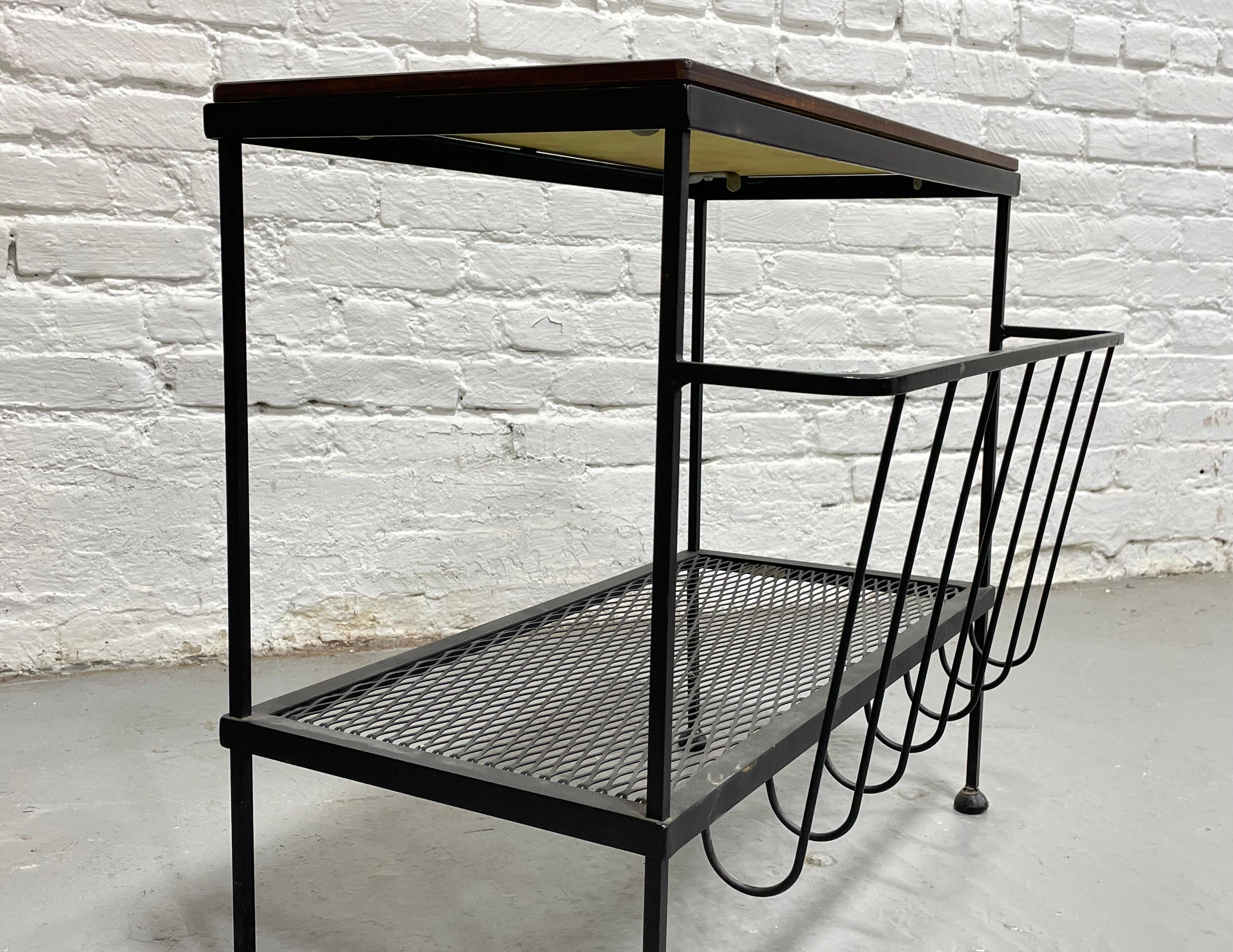 Mid Century MODERN Industrial Black METAL Magazine Stand / Beistelltisch, ca. 1960's im Zustand „Gut“ im Angebot in Weehawken, NJ