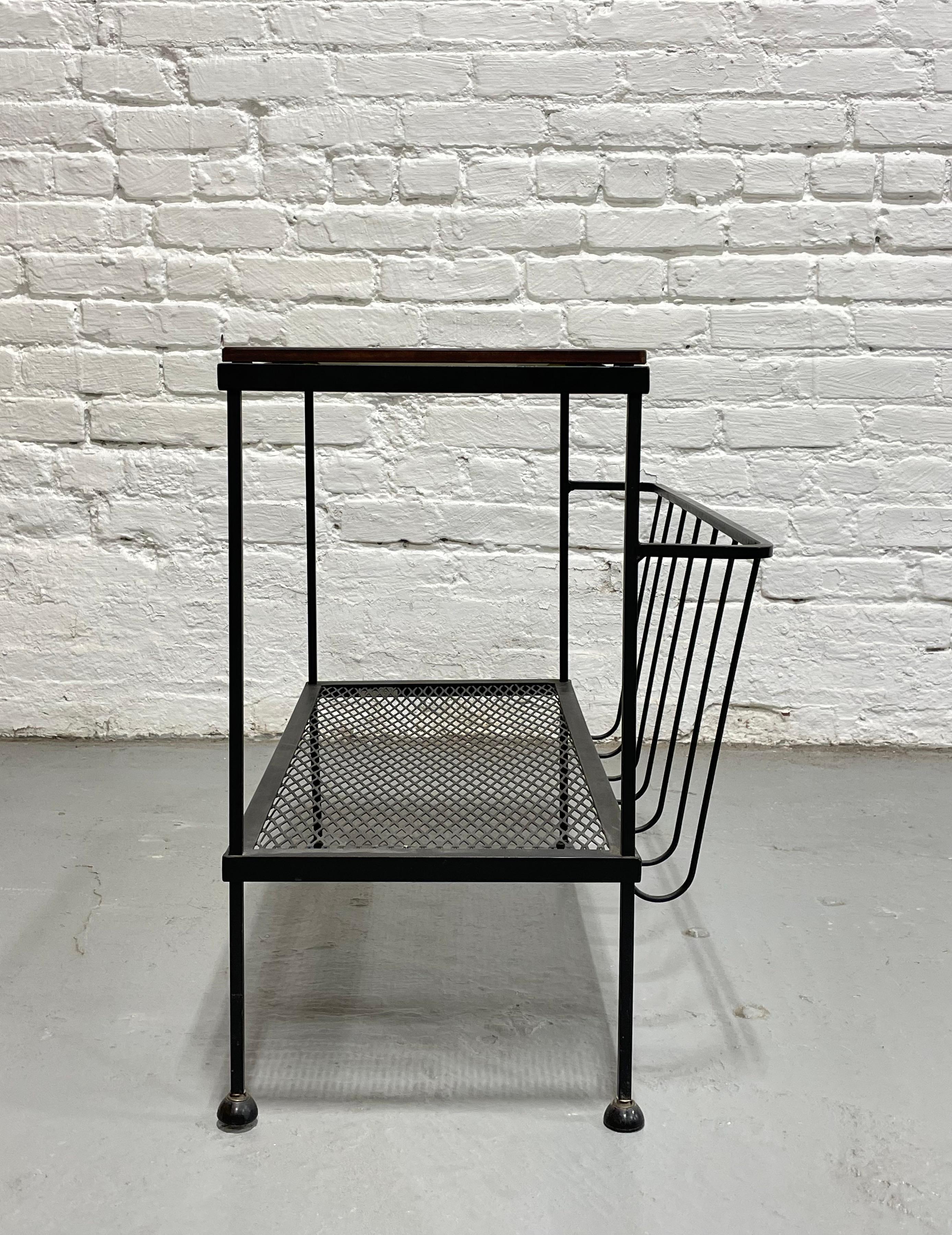 Mid Century MODERN Industrial Black METAL Magazine Stand / Beistelltisch, ca. 1960's (Mitte des 20. Jahrhunderts) im Angebot