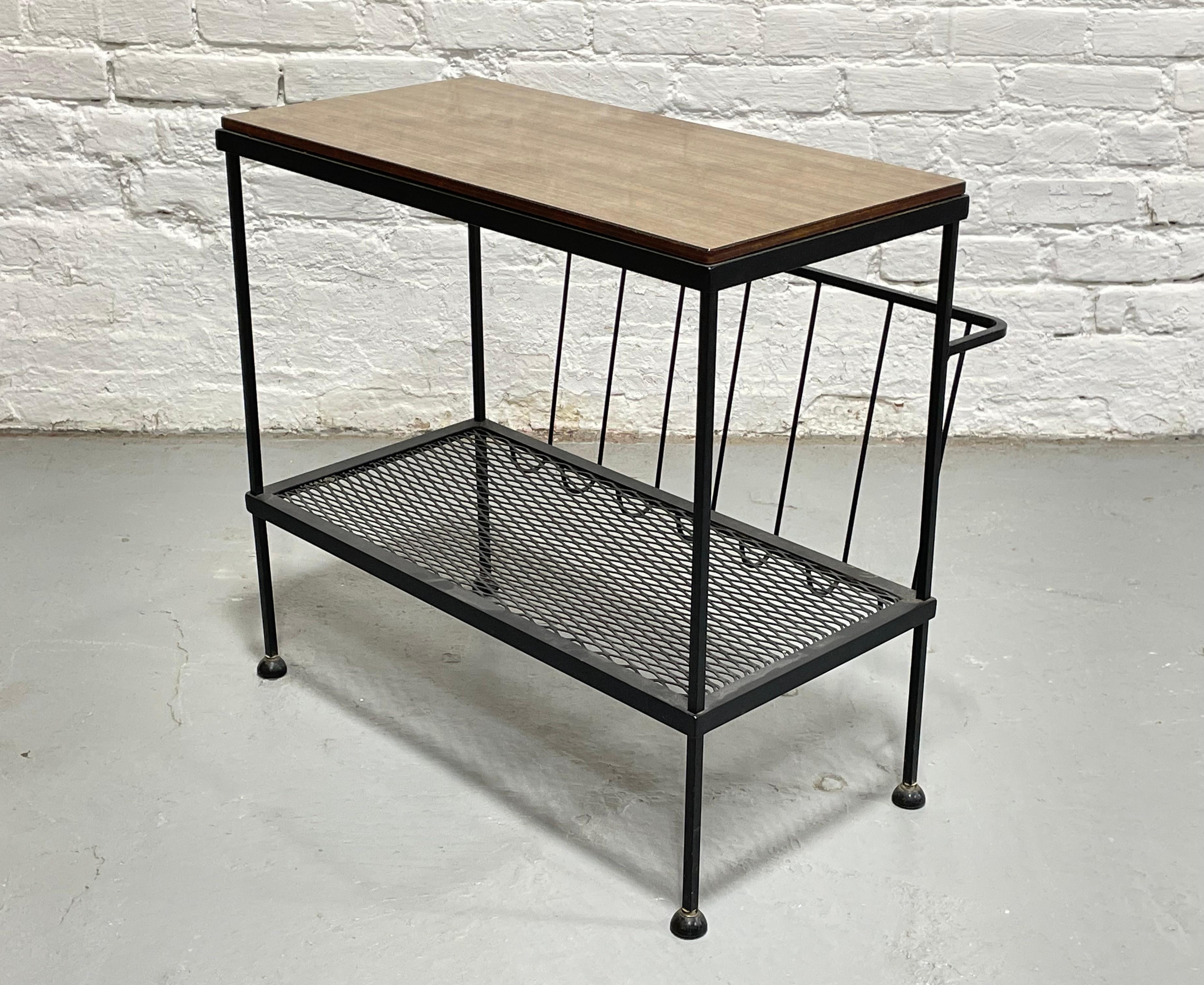 Mid Century MODERN Industrial Black METAL Magazine Stand / Beistelltisch, ca. 1960's (Metall) im Angebot