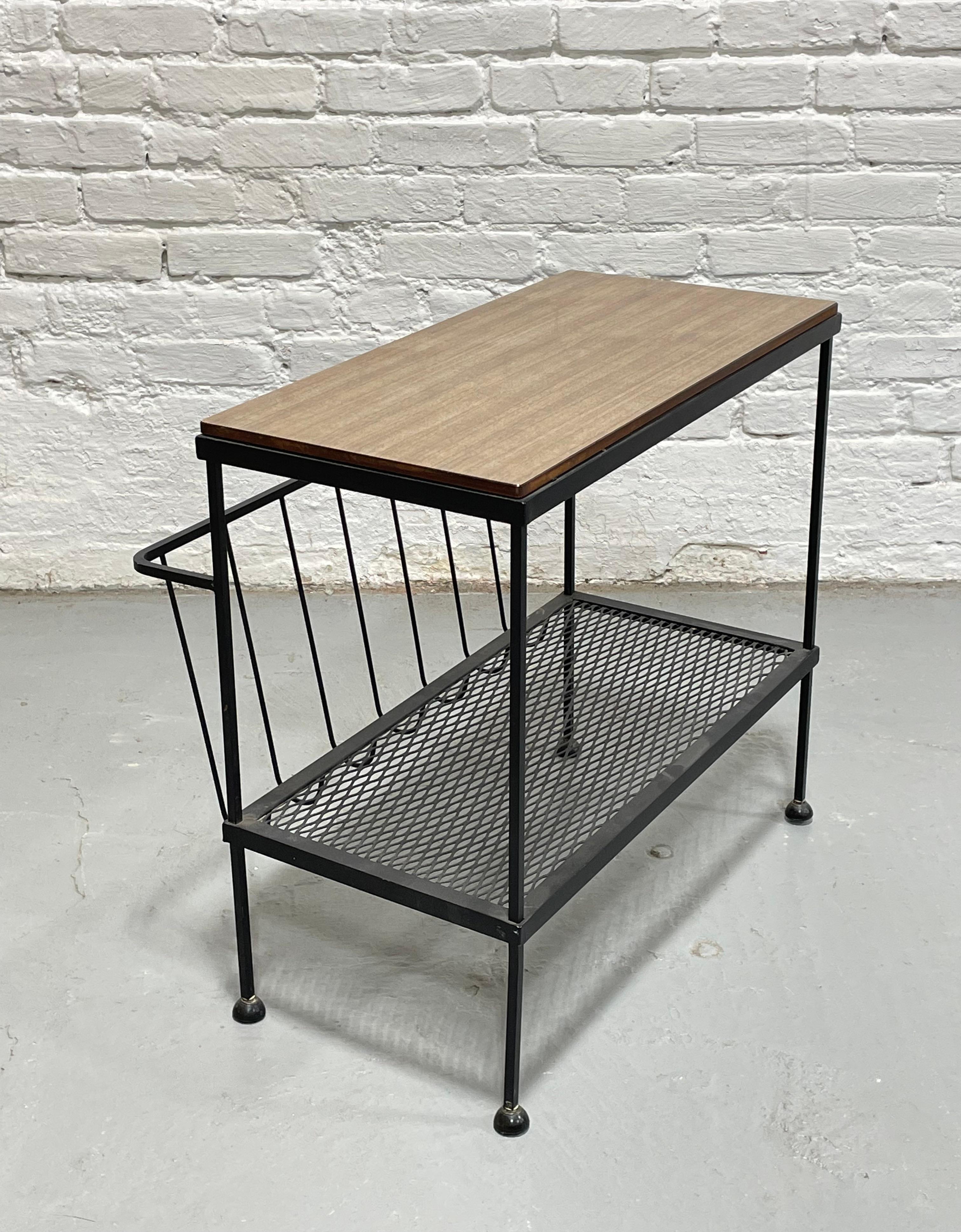 Mid Century MODERN Industrial Black METAL Magazine Stand / Beistelltisch, ca. 1960's im Angebot 1