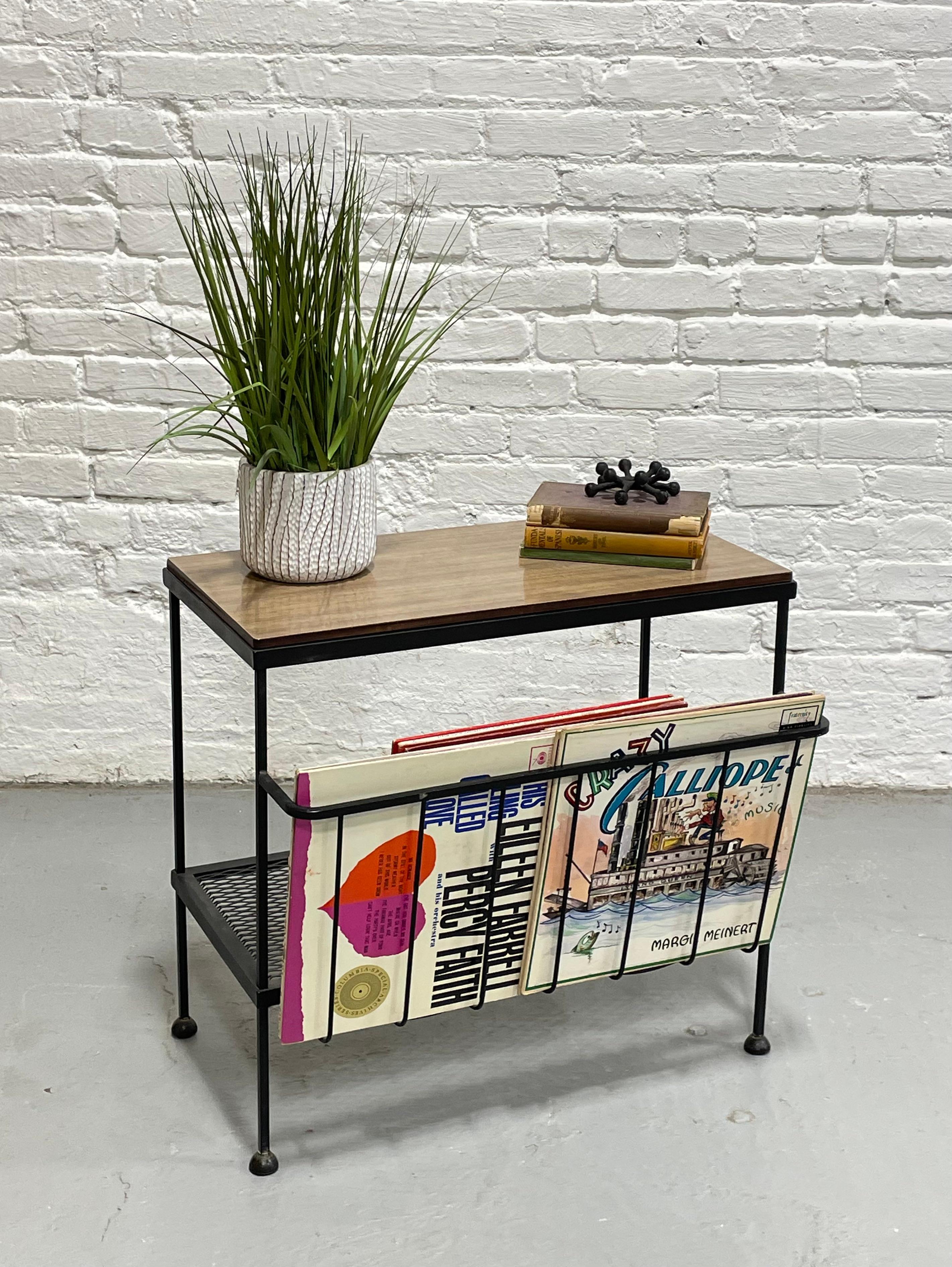 Mid Century MODERN Industrial Black METAL Magazine Stand / Beistelltisch, ca. 1960's im Angebot 2