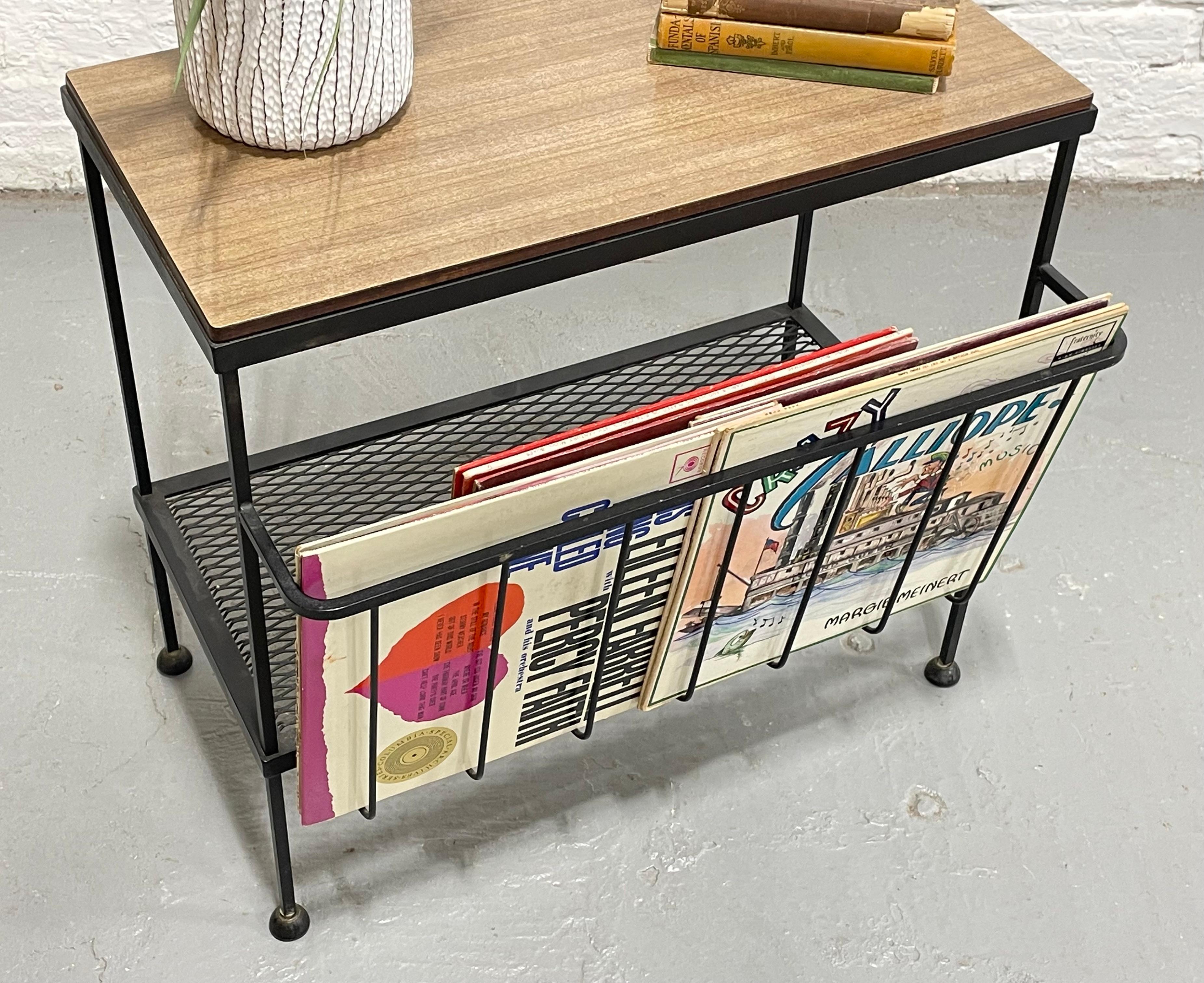 Mid Century MODERN Industrial Black METAL Magazine Stand / Beistelltisch, ca. 1960's im Angebot 3