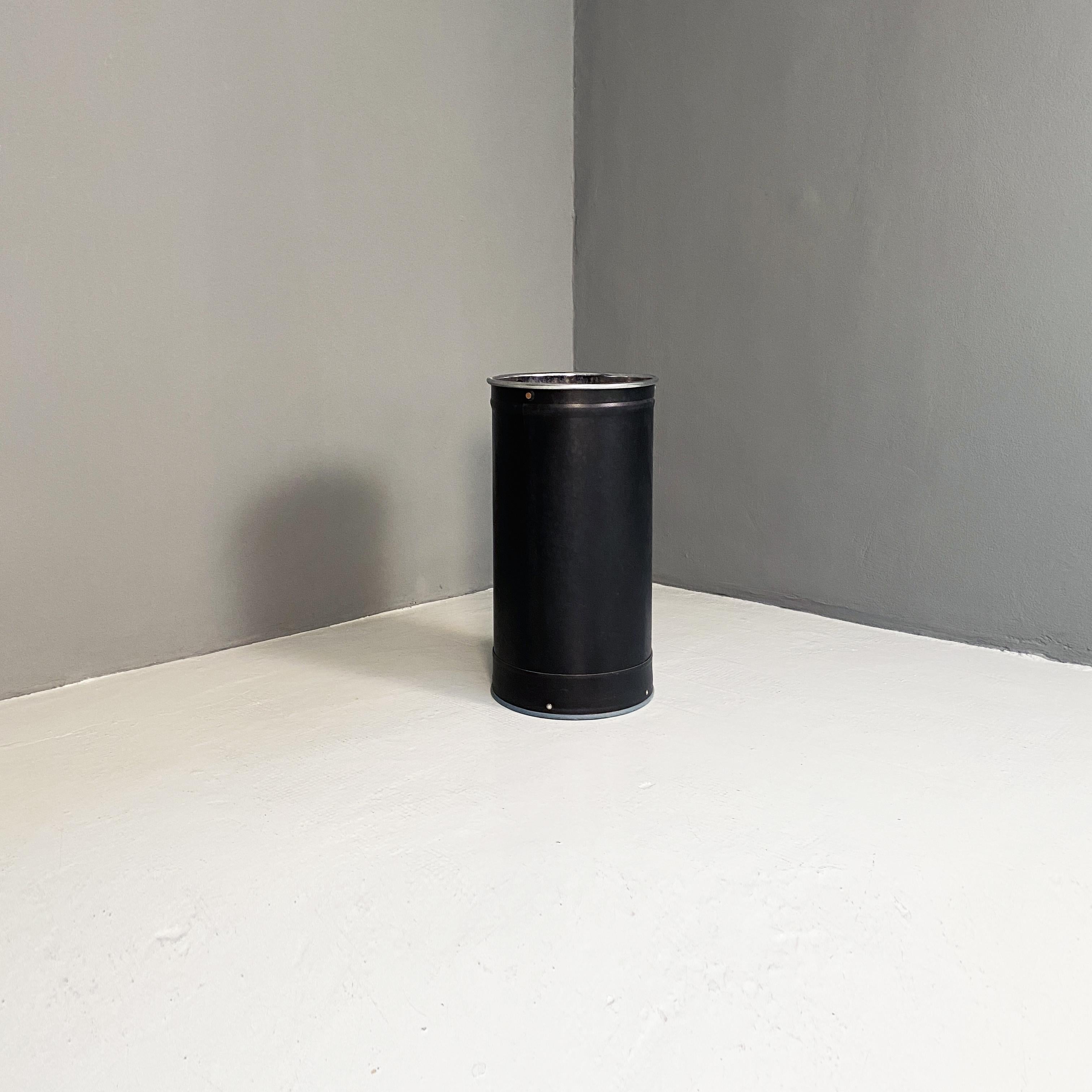 Mid-Century Modern Industrial Black Plastic and Metal Bin by Victor, 1960s In Good Condition For Sale In MIlano, IT