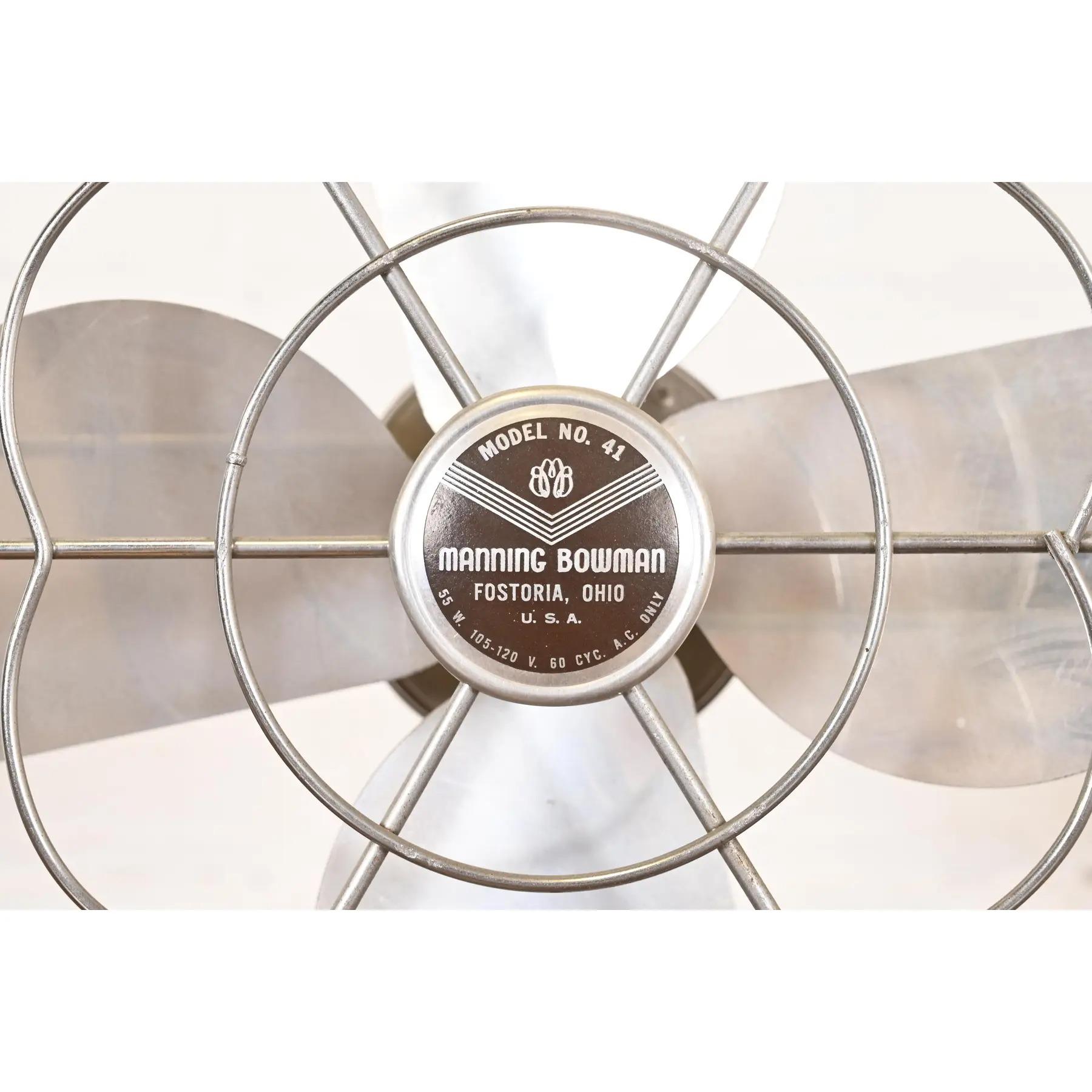 Ventilatore da tavolo oscillante in ghisa industriale di metà secolo in vendita 3