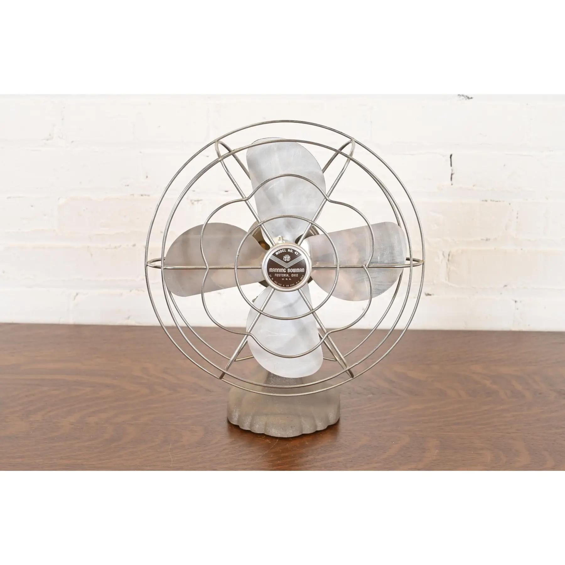 Un elegante ventilatore da tavolo o da scrivania in ghisa industriale del Mid-Century Modern

Di Manning Bowmans

USA, anni '50

Misure: 11,5 