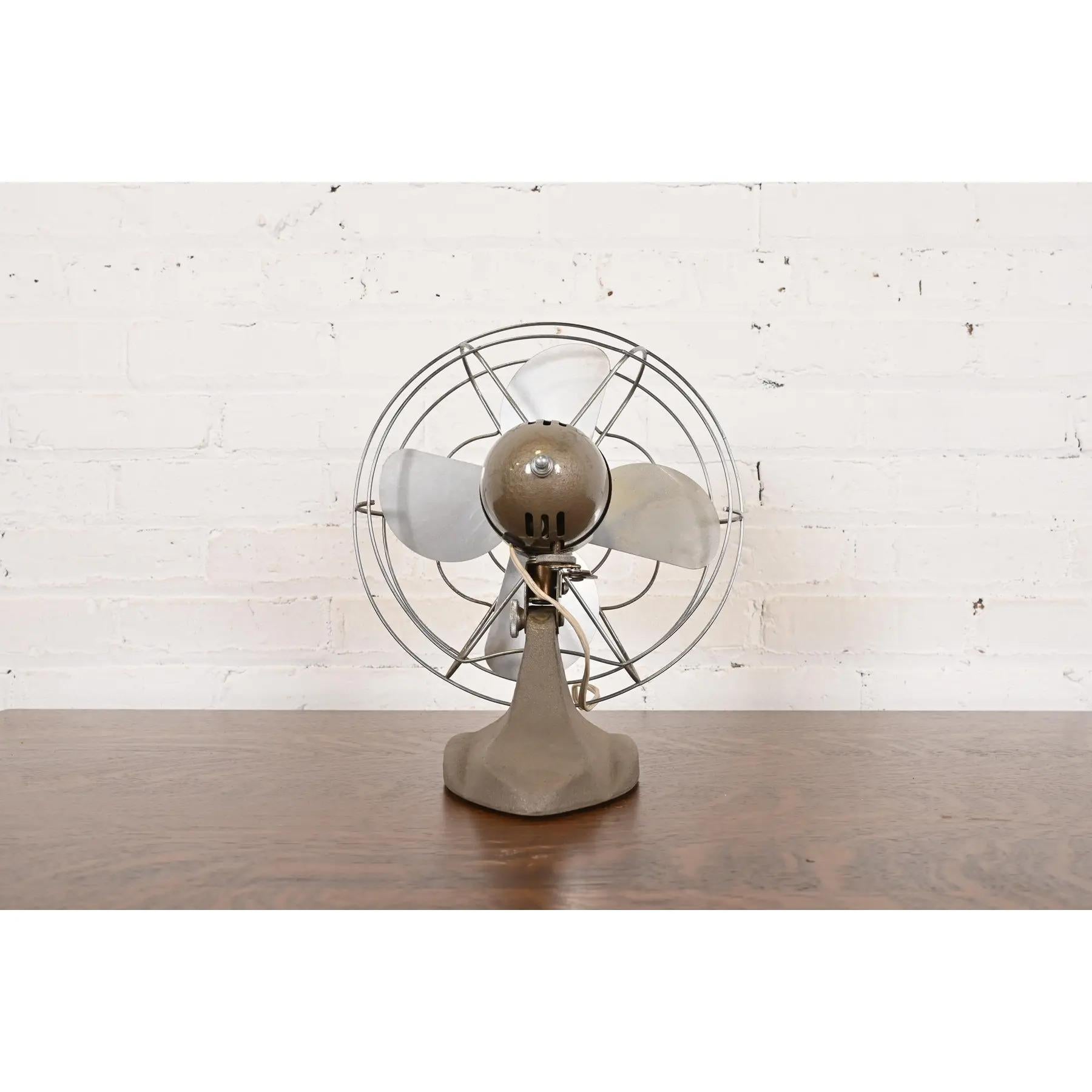 Ventilatore da tavolo oscillante in ghisa industriale di metà secolo in vendita 1