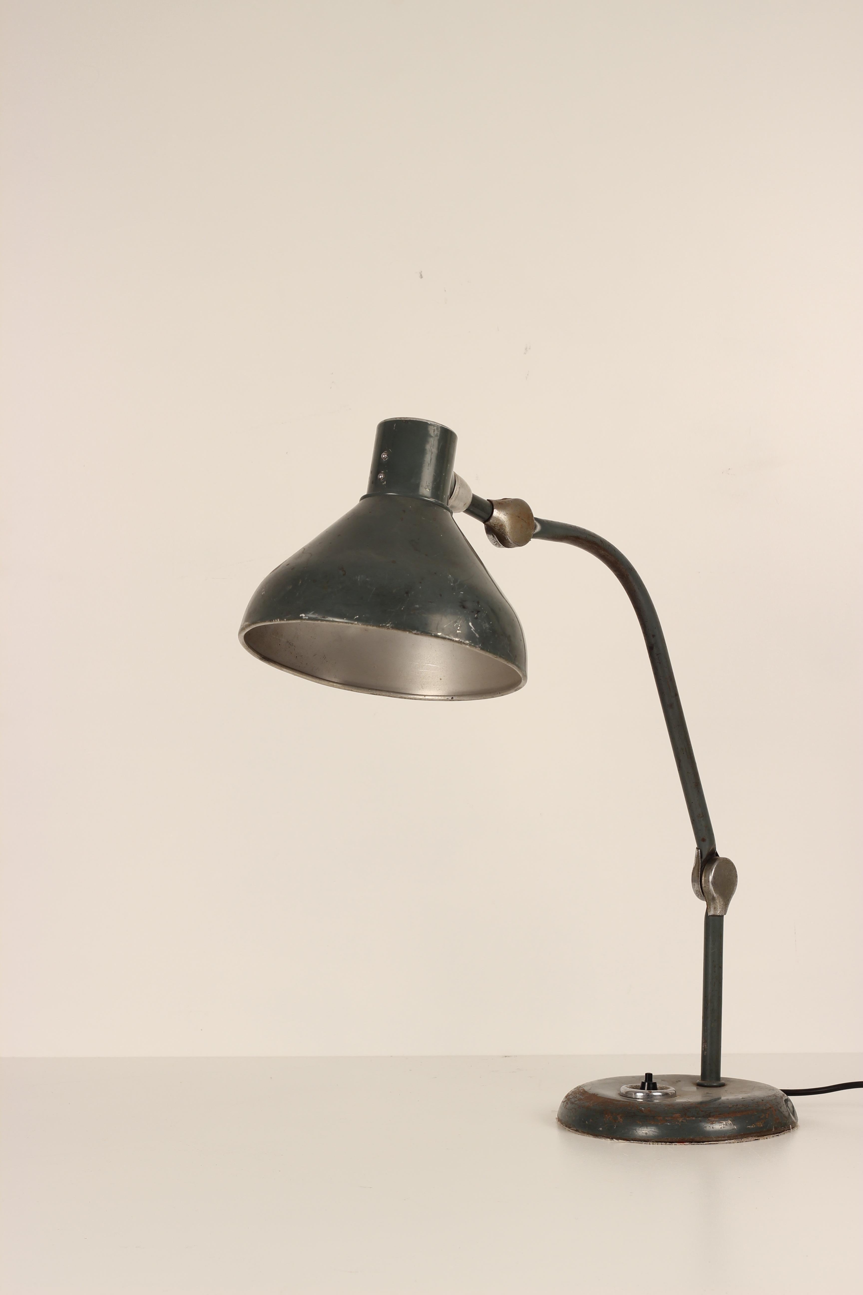 Mid-Century Modern Industrial Fully Adjustable Table or Desk Lamp In Good Condition In London, GB