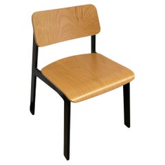 Sedia impilabile in compensato e metallo nero in stile Mid-Century Modern Industrial.