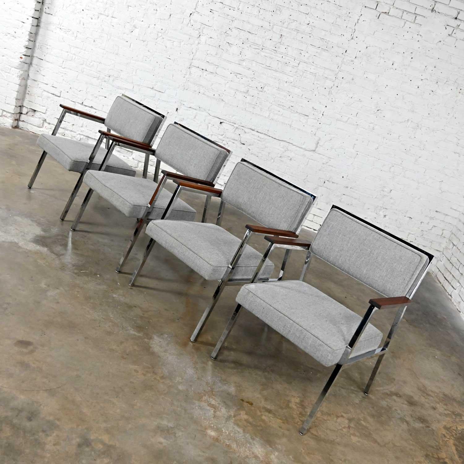 Hübsches Set aus vier Sesseln mit Chromgestell und grauem Stoff mit Armlehnen aus Walnussholz von Steelcase. Schöner Zustand, im Auge behalten, dass diese sind Vintage und nicht neu, so wird Zeichen von Gebrauch und Verschleiß haben. Der Stoff und