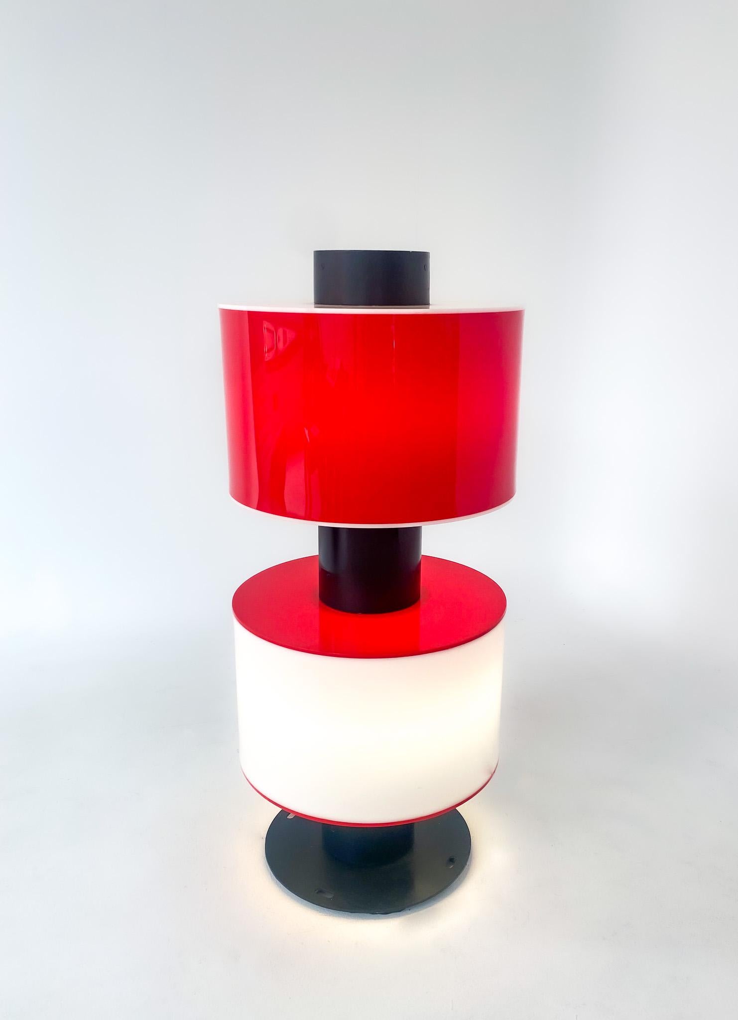 Mid-Century Modern Industrial Style Red White Floor Lamp by Texaco, US 1970’s.

This pendant/floor lamp from the Texaco company, dating back to the 1970s, exudes a vintage industrial charm that is sure to make a statement in any room. Crafted in