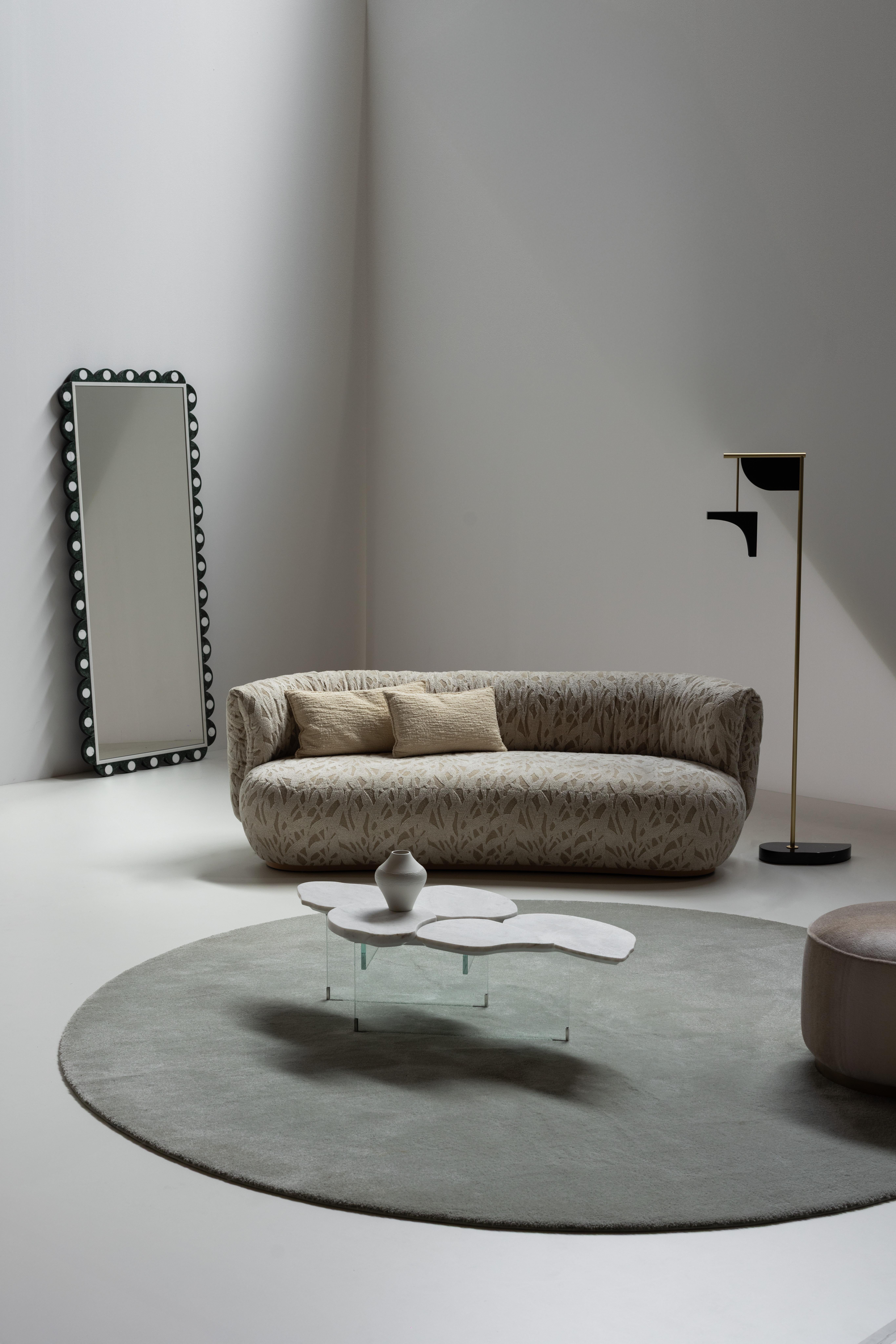 Tavolino da caffè Infinity, collezione moderna, realizzato a mano in Portogallo - Europa di GF Modern.

Il tavolino in marmo Infinity cattura lo scorrere del tempo con uno sguardo infinito. Con un piano a forma di petalo in marmo Calacatta, Infinity