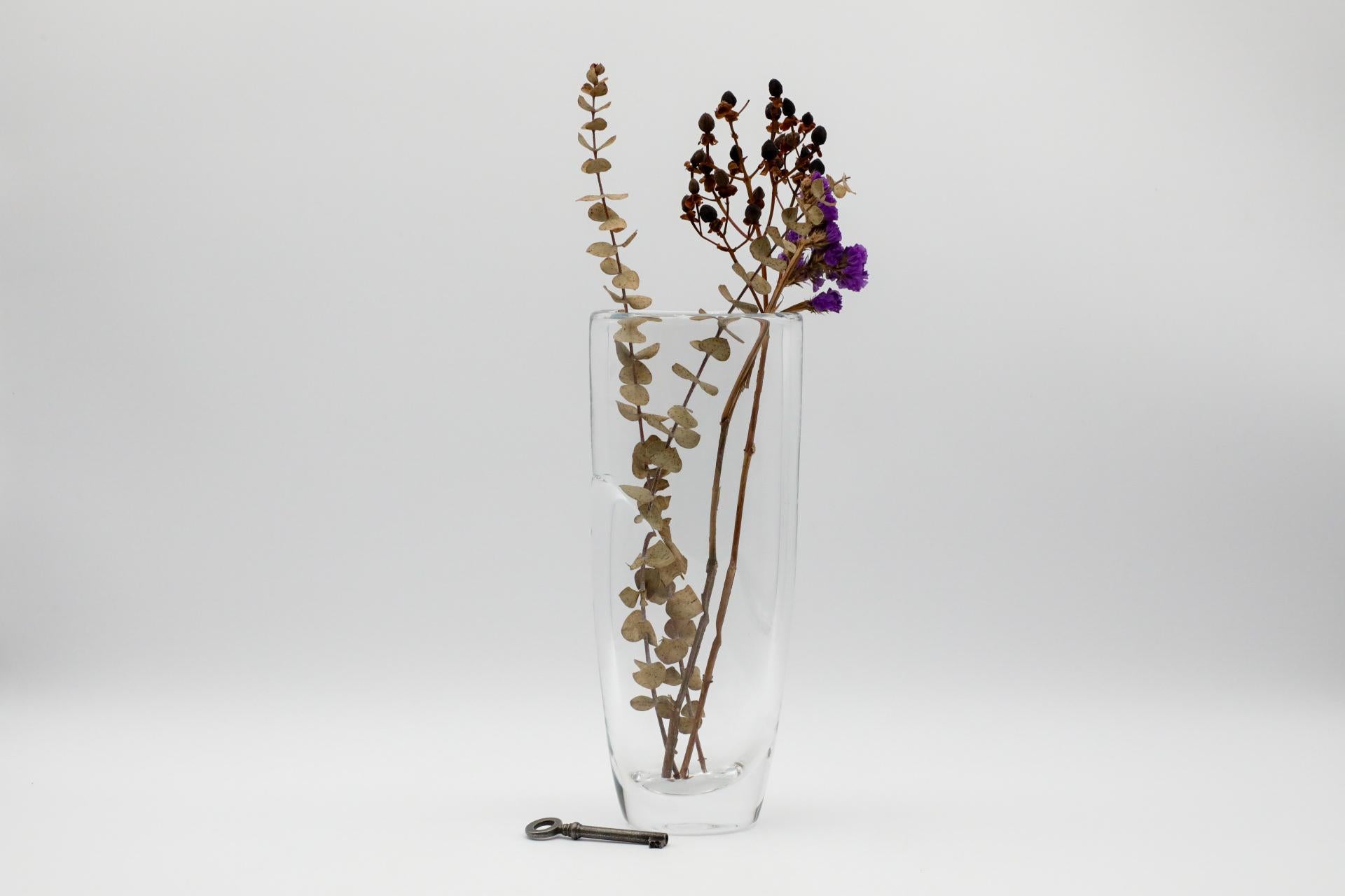 Splendido vaso di cristallo di metà secolo dal design raffinato. Prodotto dal produttore di vetro svedese Orrefors con un design di Ingeborg Lundin (1921 - 1992). Lundin, la prima donna a disegnare per Orrefors, è nota per le sue forme fresche e per