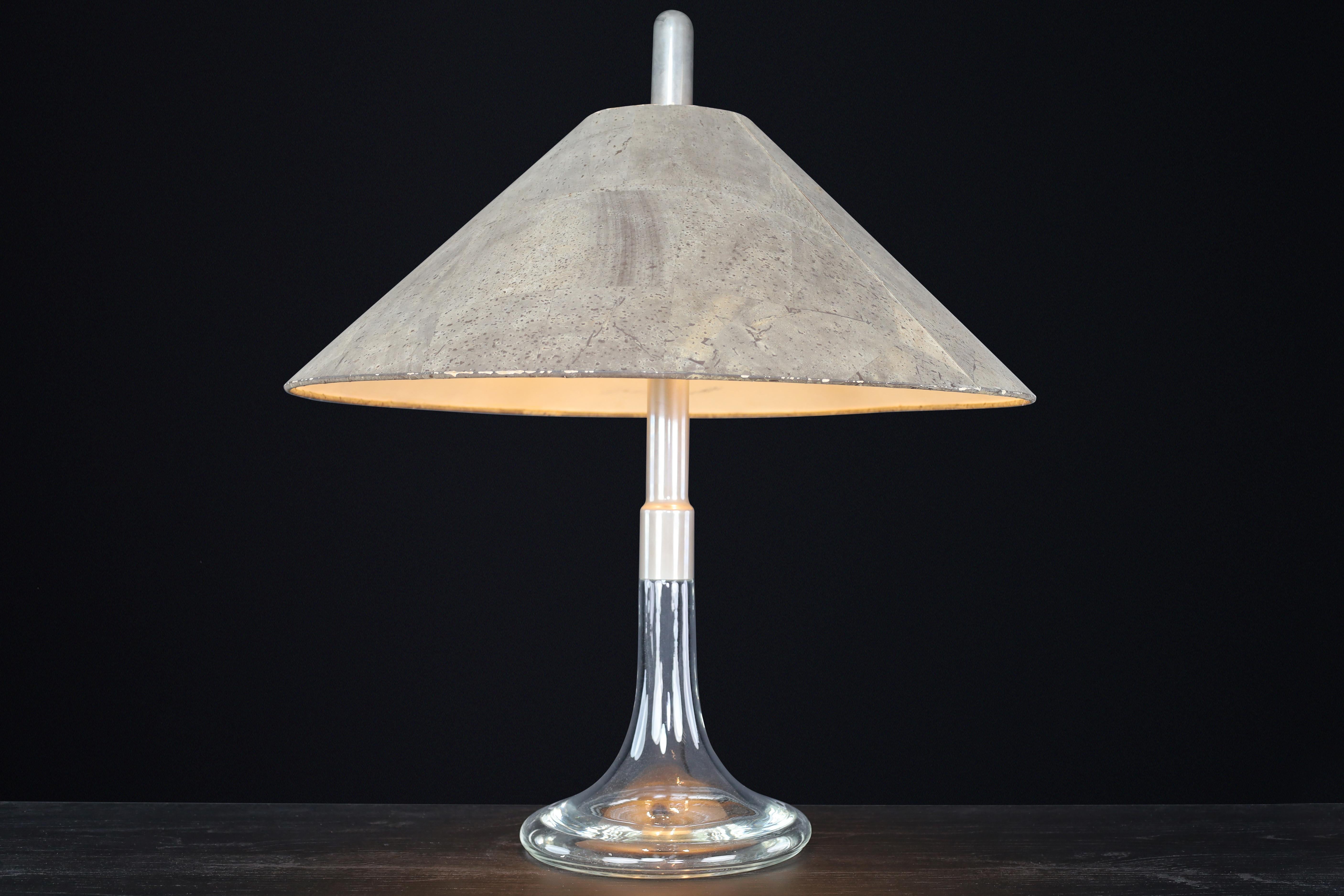 Lampe de table moderne du milieu du siècle d'Ingo Maurer, verre et chrome, Design/One, Allemagne, années 1960

Une lampe de table étonnante et rare conçue par Ingo Maurer pour Design A&M, Allemagne, dans les années 1960. Cette pièce moderne du