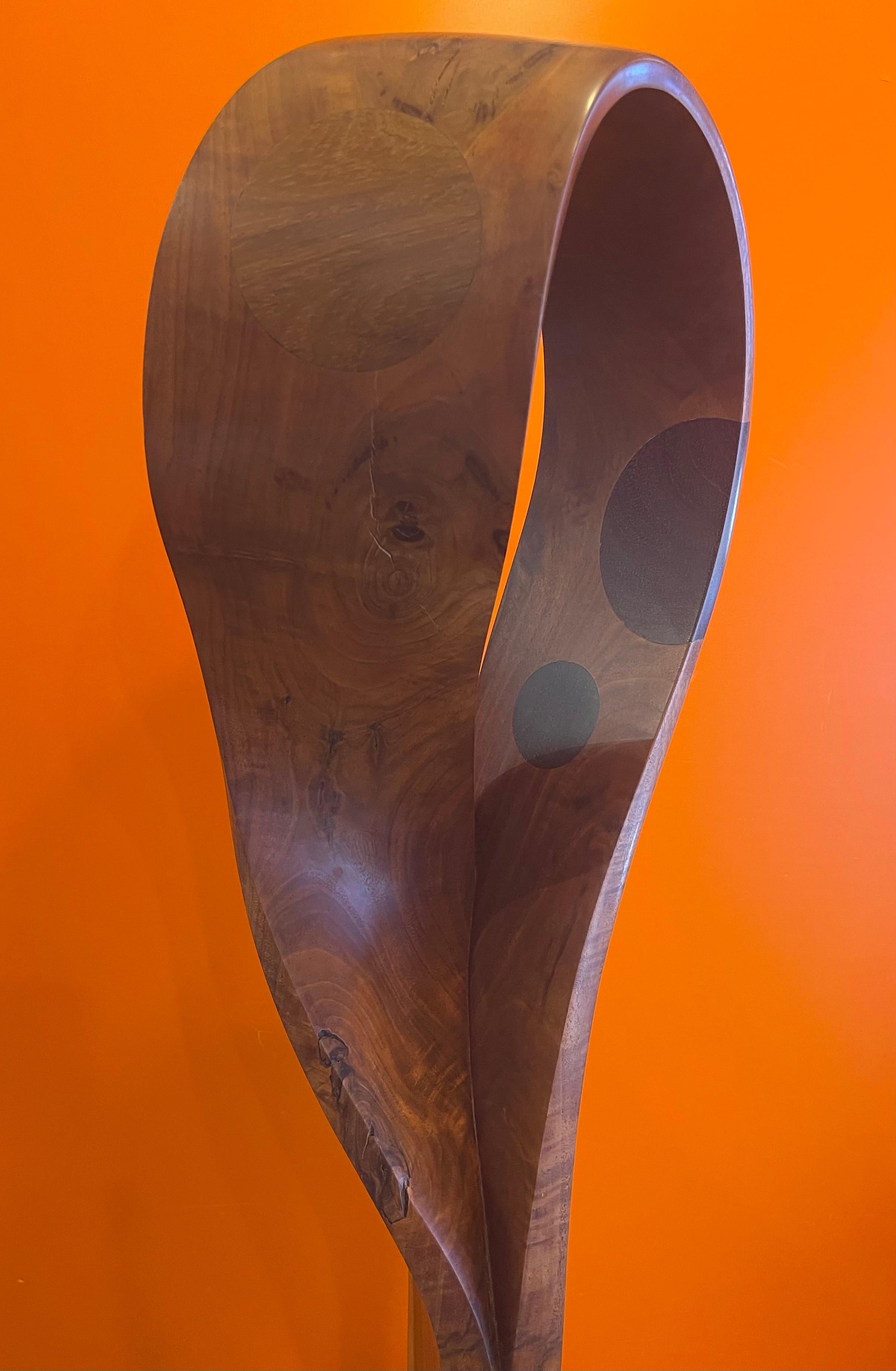 Sculpture abstraite de forme libre en bois incrusté, mi-siècle moderne en vente 5