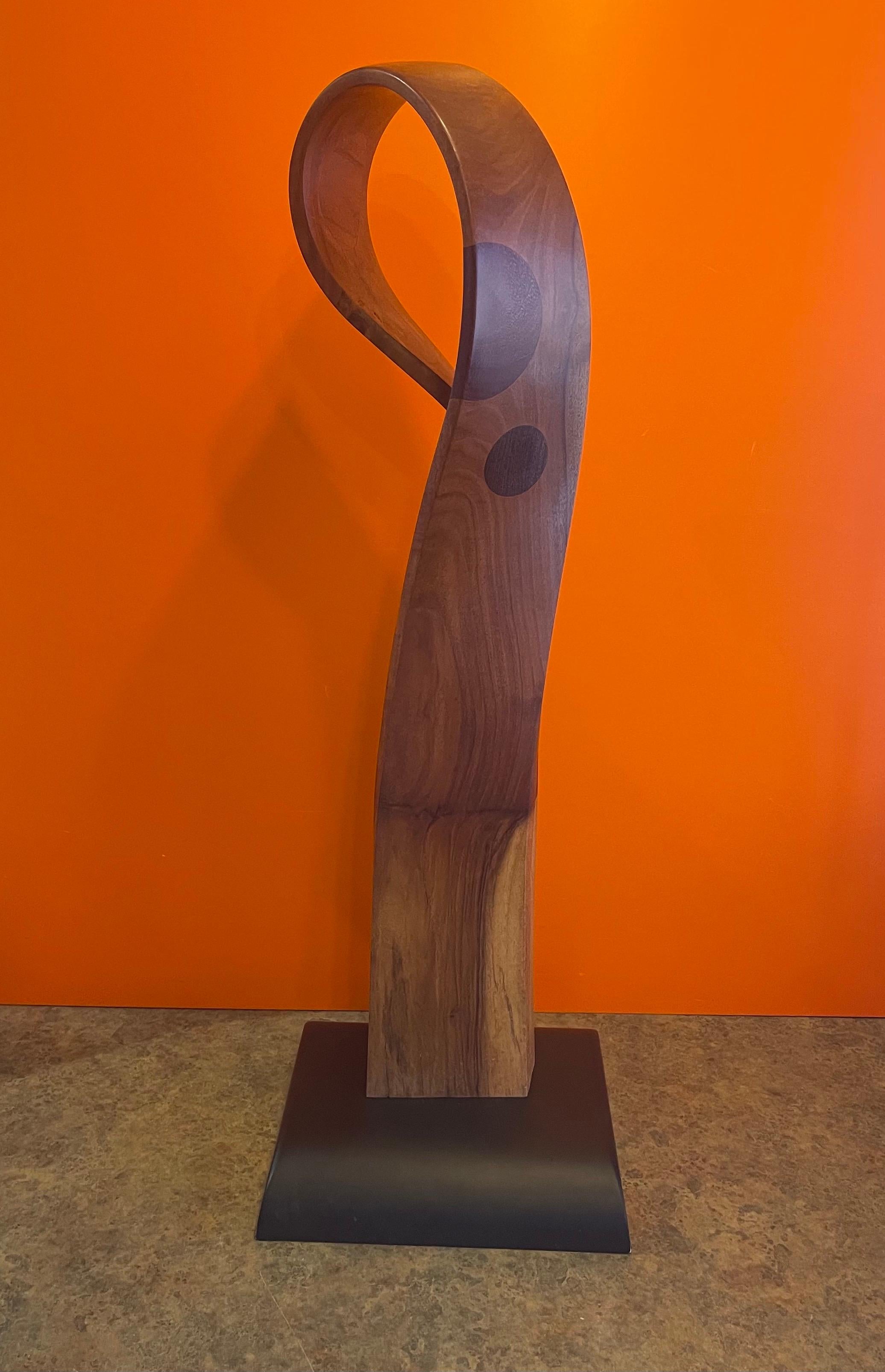 Mid-Century Modern Sculpture abstraite de forme libre en bois incrusté, mi-siècle moderne en vente