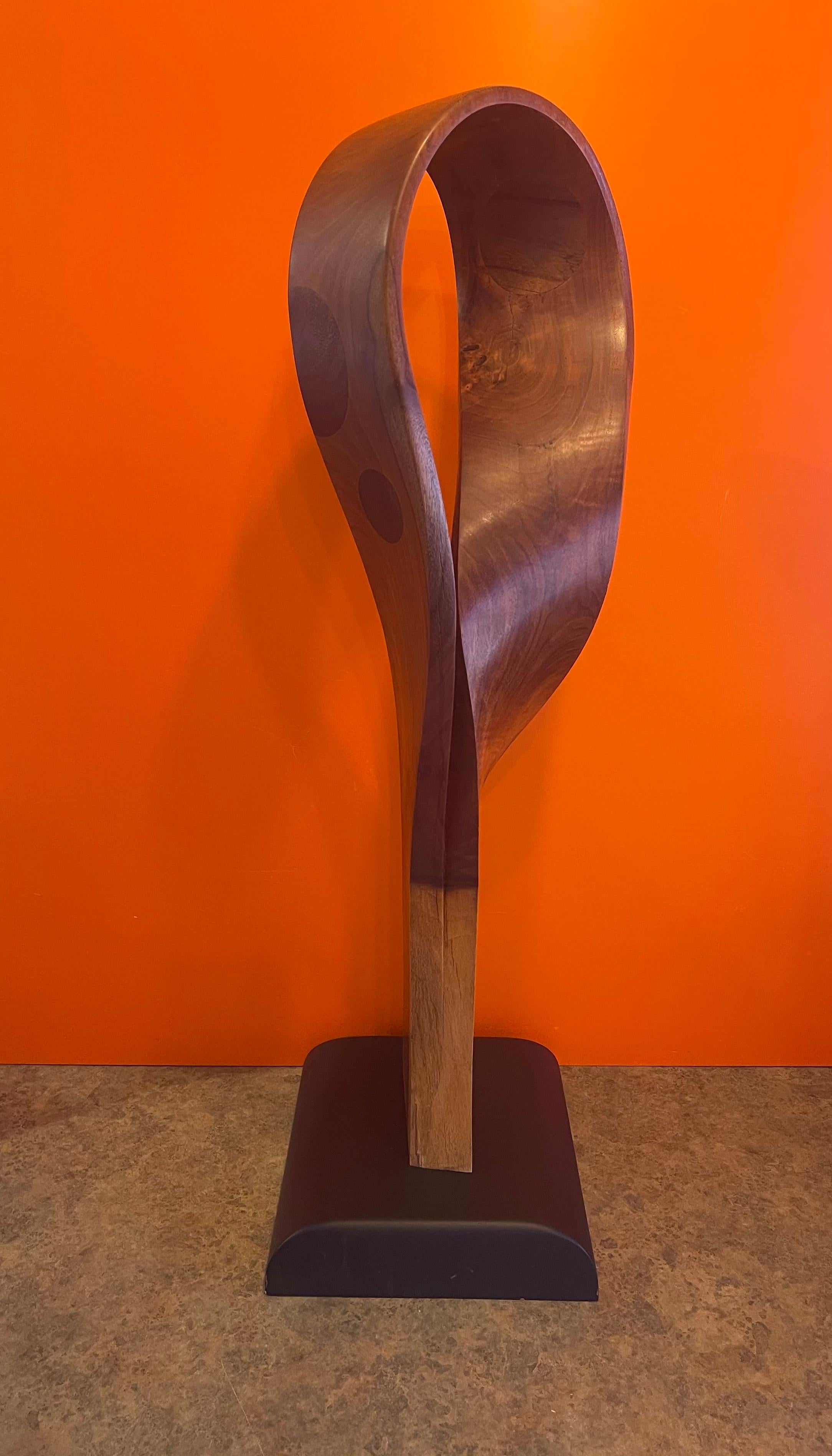 Américain Sculpture abstraite de forme libre en bois incrusté, mi-siècle moderne en vente