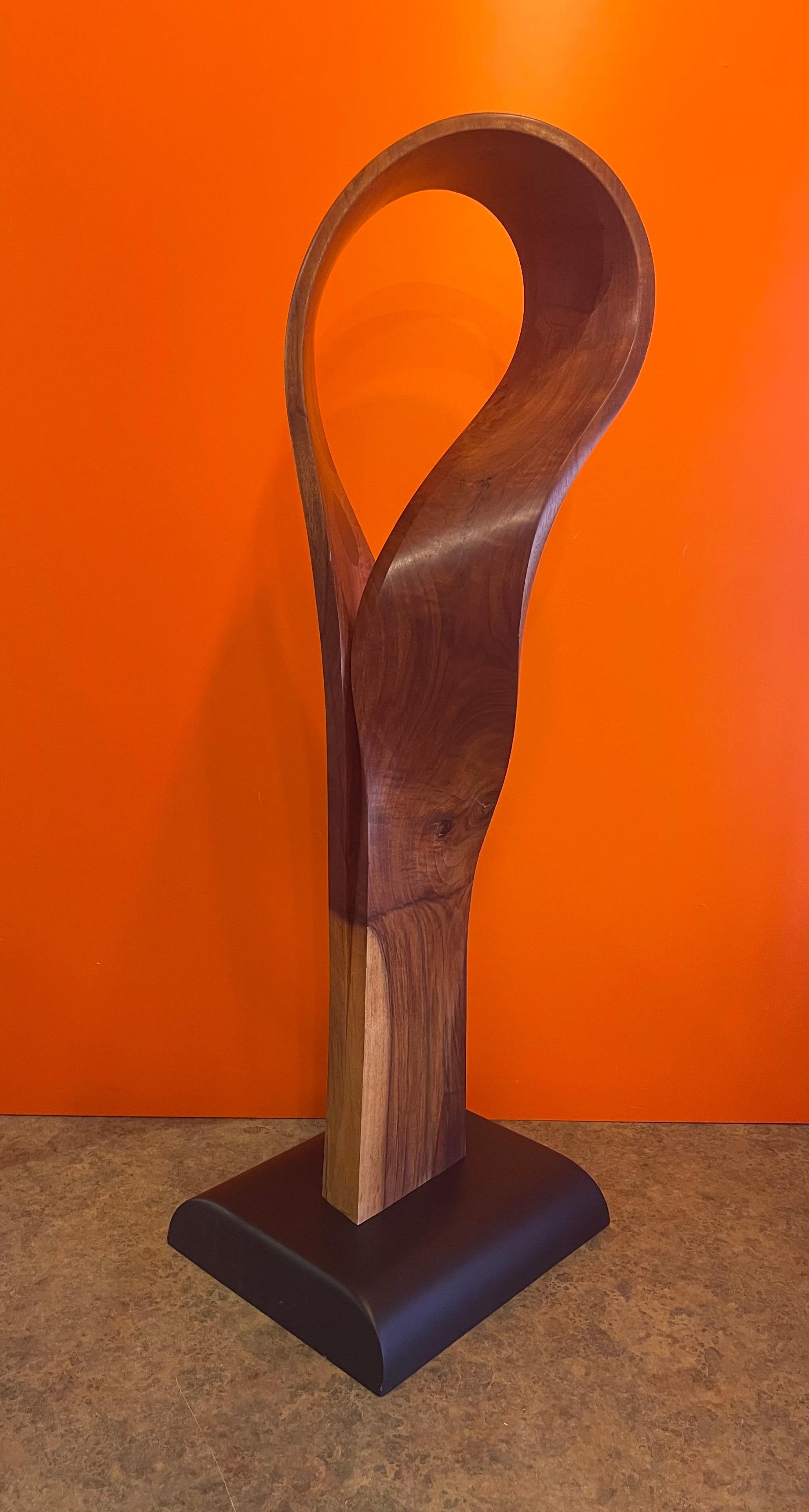20ième siècle Sculpture abstraite de forme libre en bois incrusté, mi-siècle moderne en vente