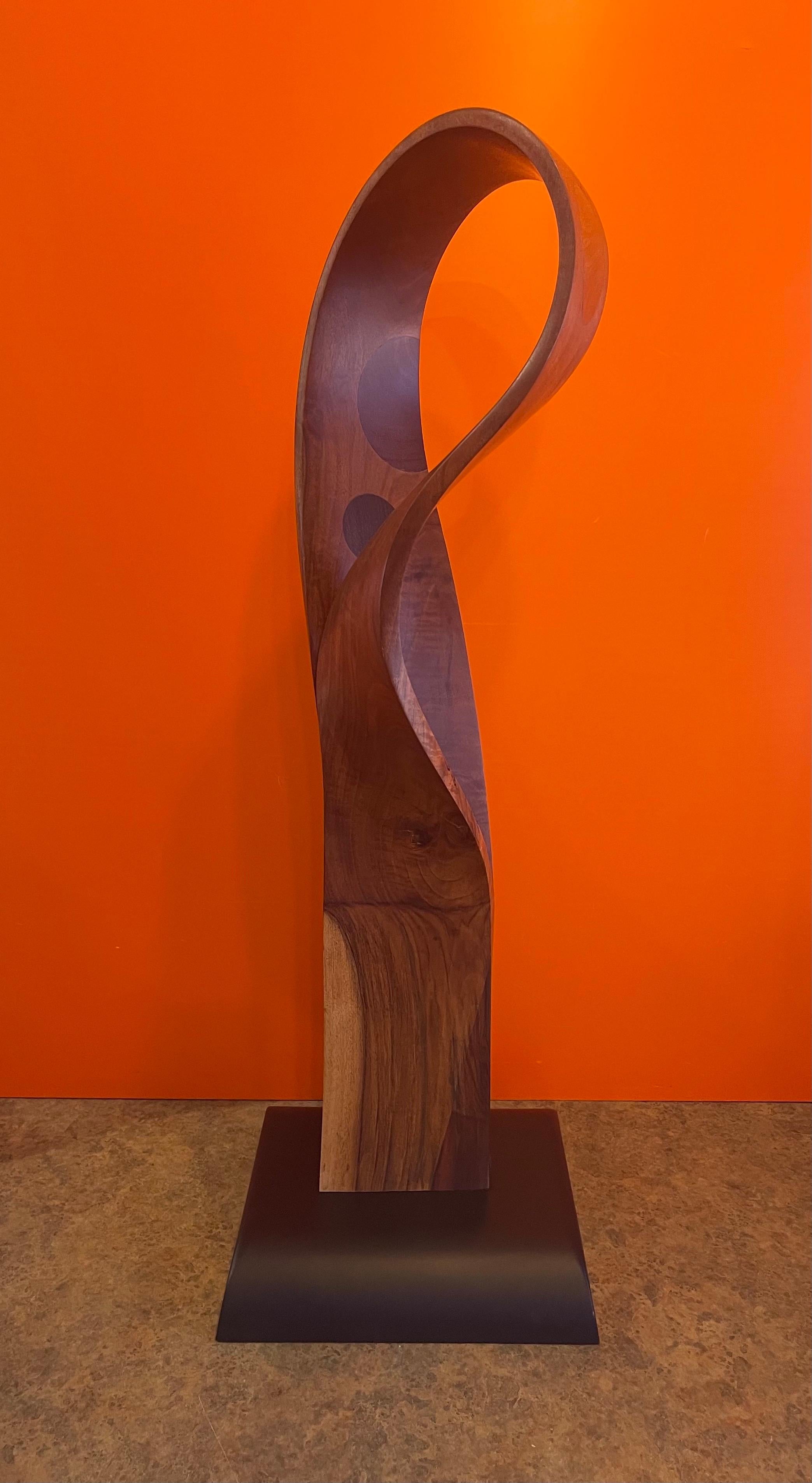 Bois de feuillus Sculpture abstraite de forme libre en bois incrusté, mi-siècle moderne en vente