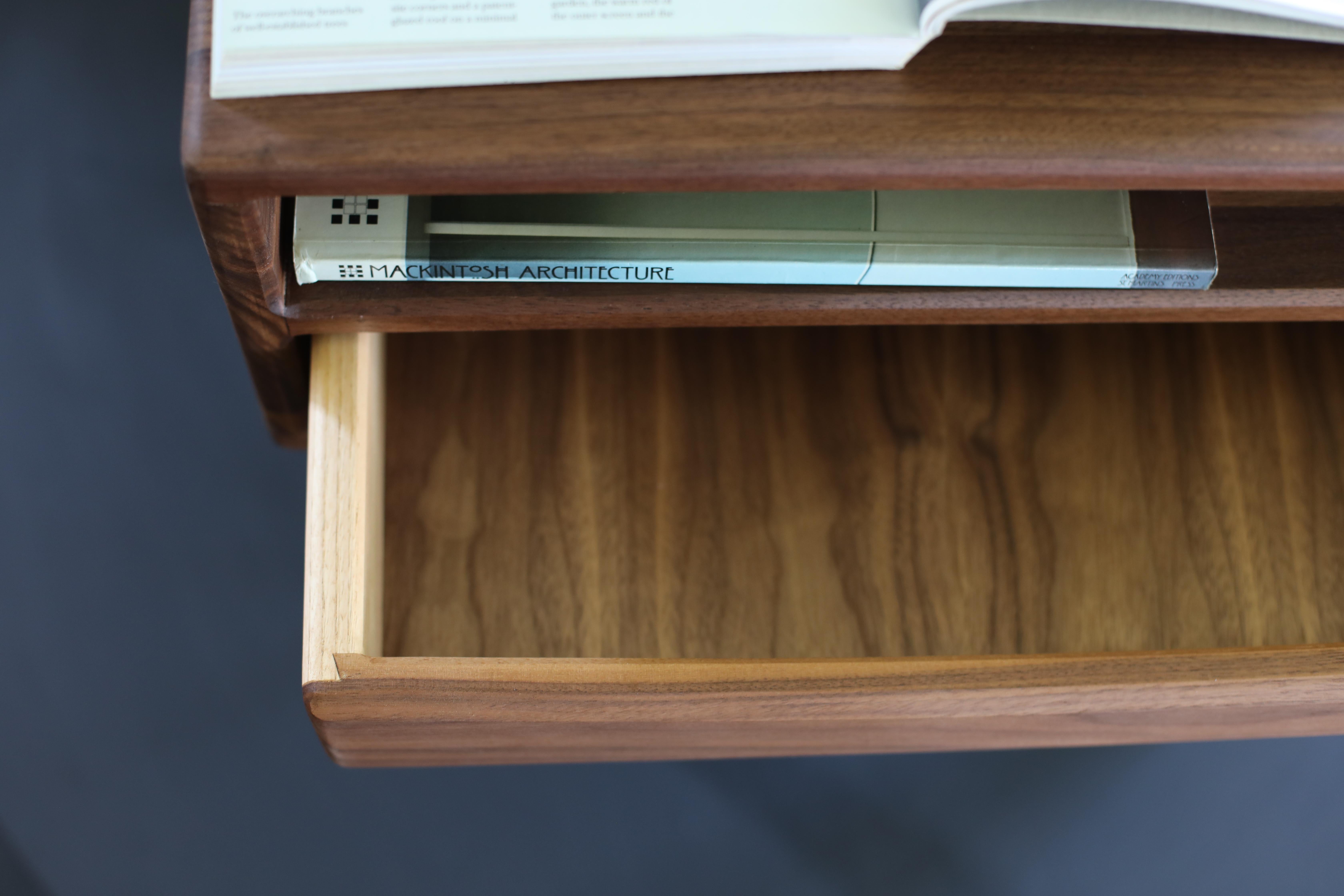 Table de chevet d'inspiration Modernity en noyer massif avec étagère ouverte en vente 3