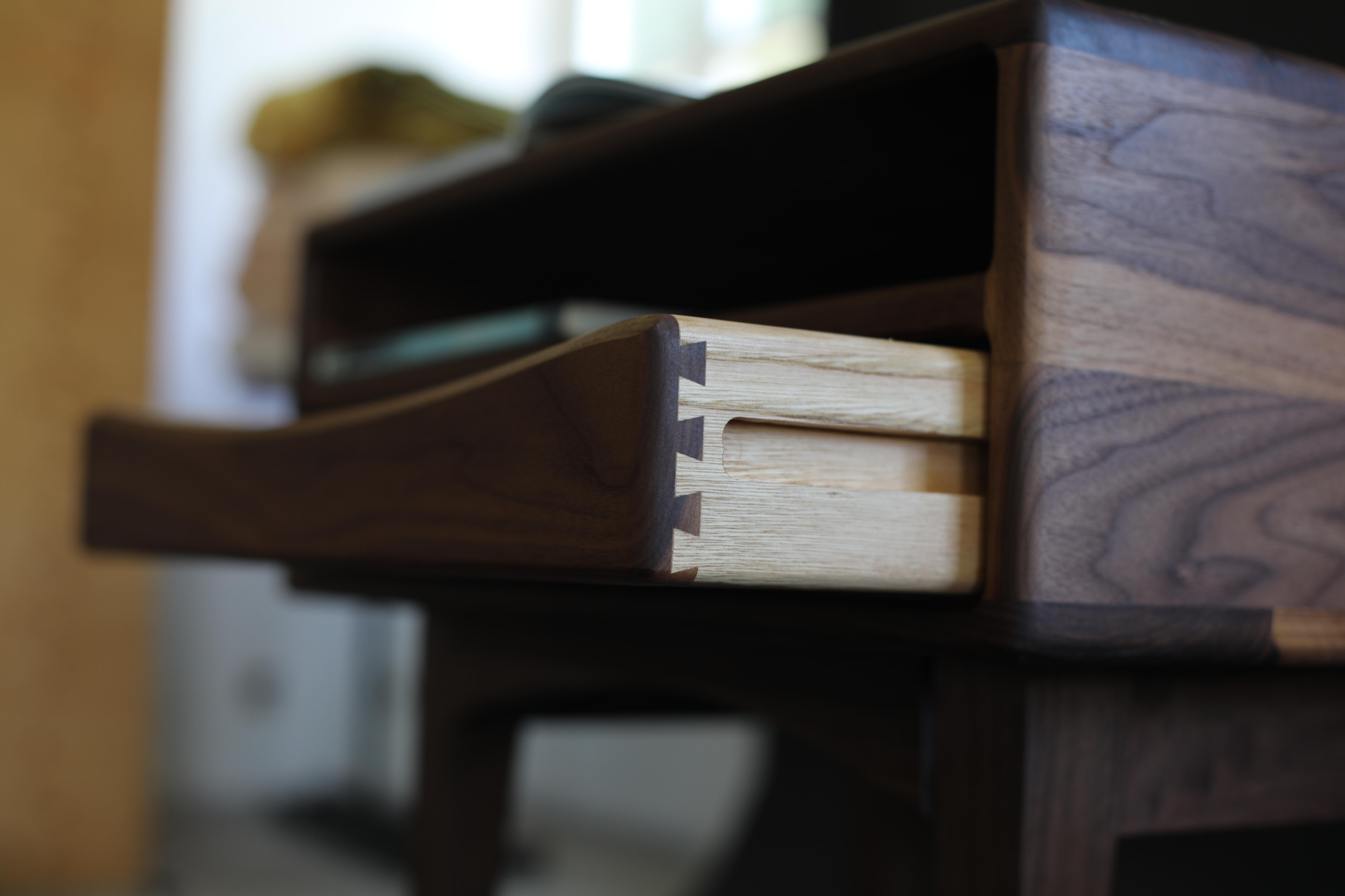Table de chevet d'inspiration Modernity en noyer massif avec étagère ouverte en vente 4