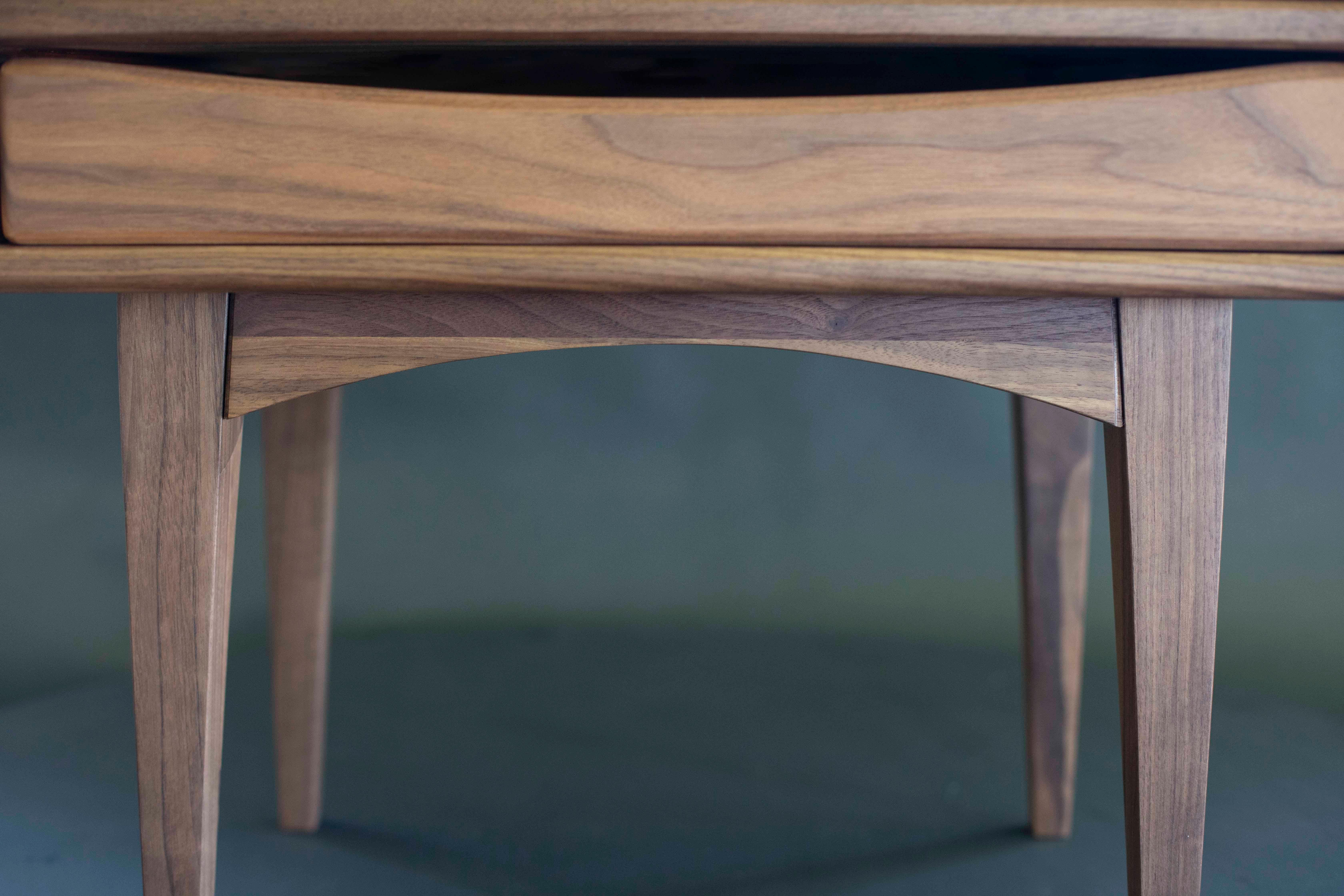 Mid-Century Modern Table de chevet d'inspiration Modernity en noyer massif avec étagère ouverte en vente