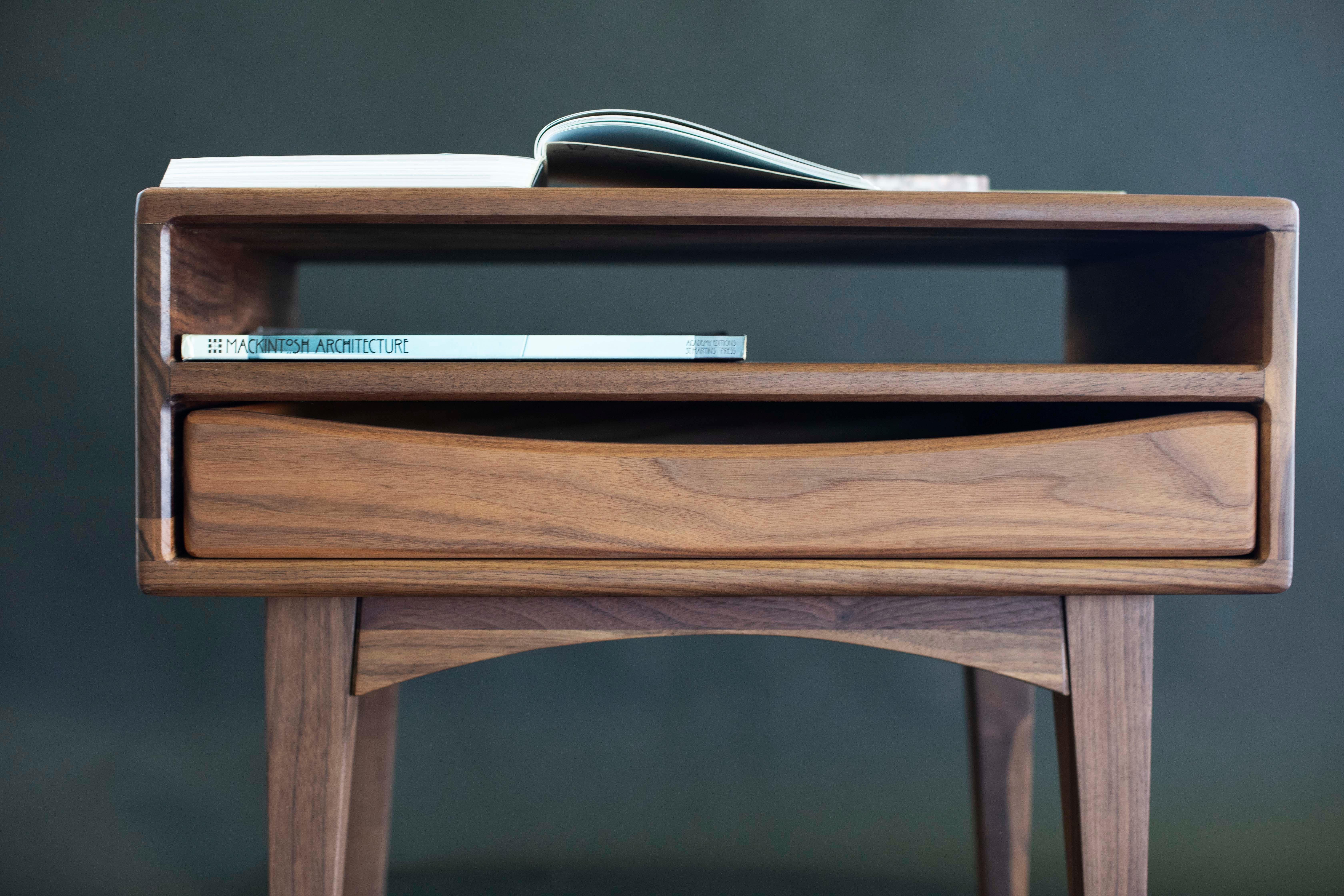 Espagnol Table de chevet d'inspiration Modernity en noyer massif avec étagère ouverte en vente