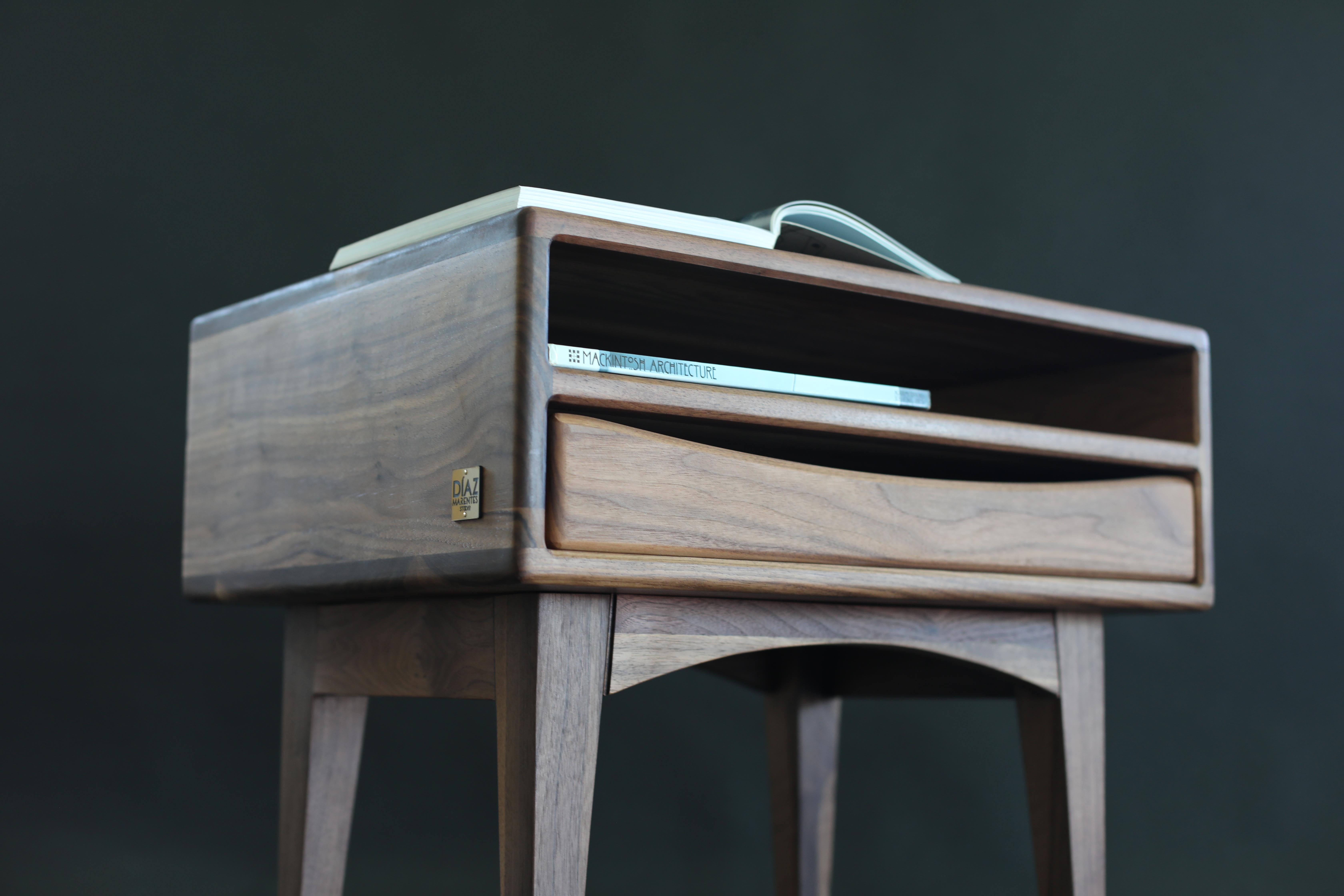 Huilé Table de chevet d'inspiration Modernity en noyer massif avec étagère ouverte en vente