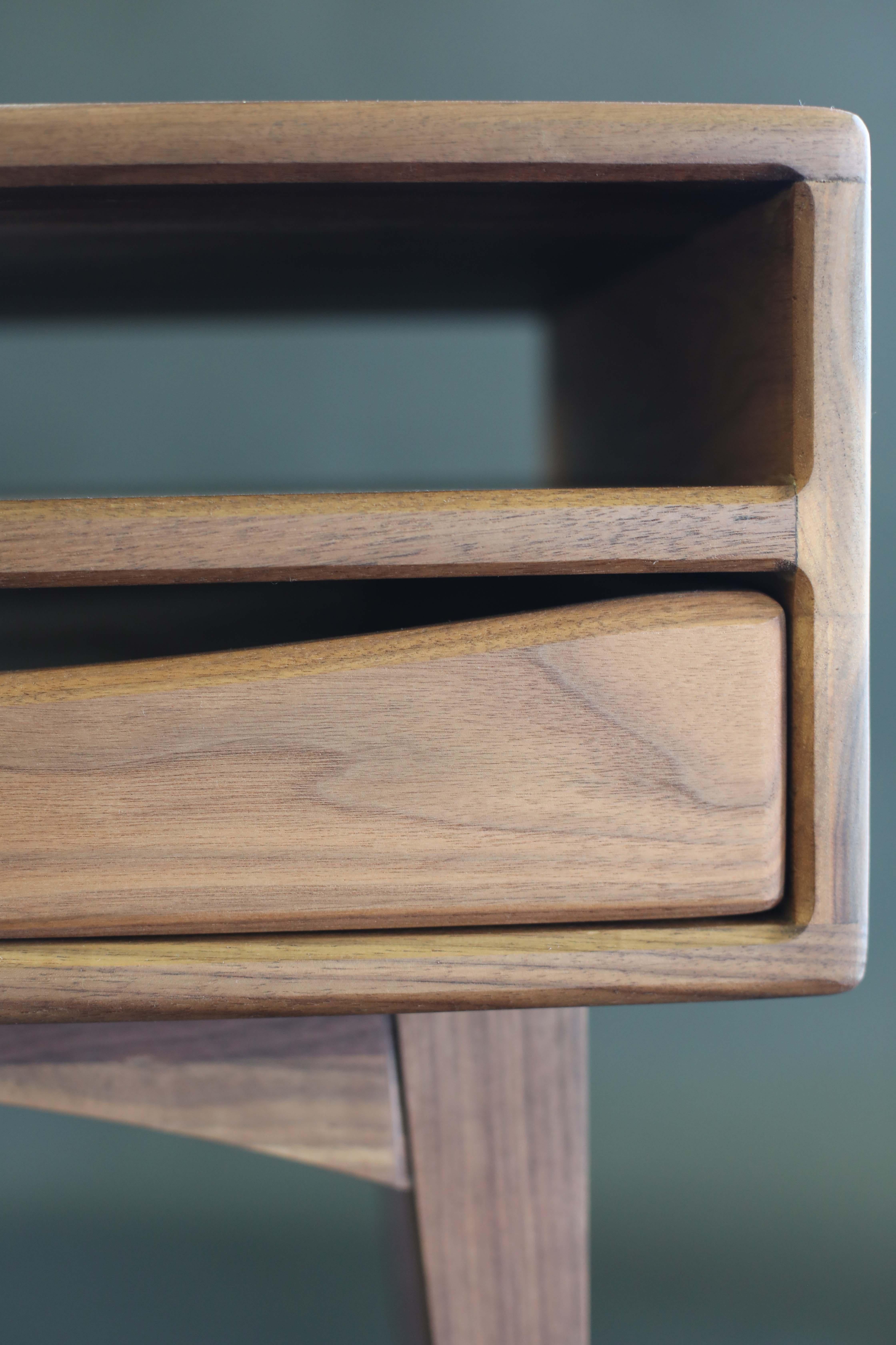 Table de chevet d'inspiration Modernity en noyer massif avec étagère ouverte Neuf - En vente à CAMBRE, ES