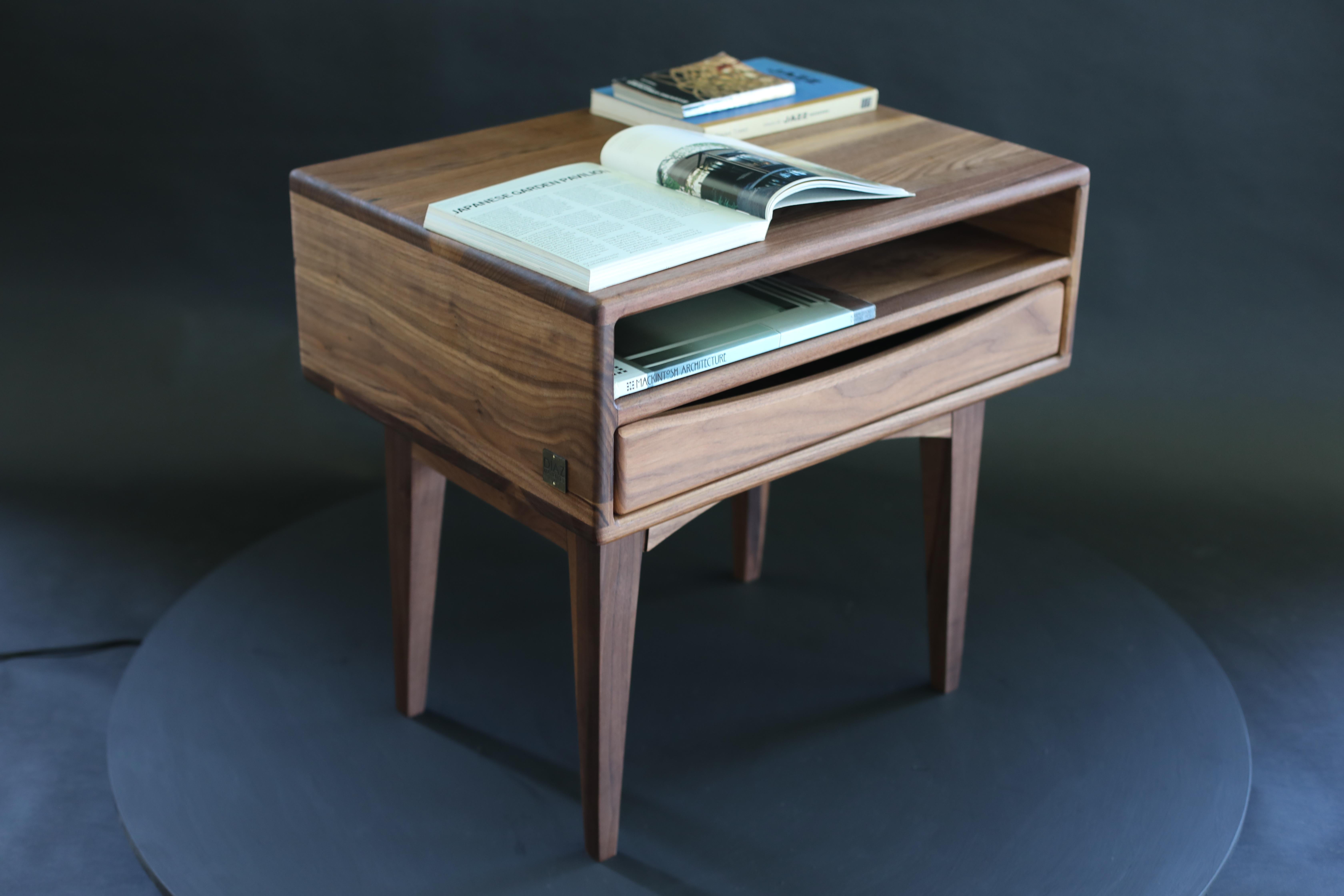 XXIe siècle et contemporain Table de chevet d'inspiration Modernity en noyer massif avec étagère ouverte en vente