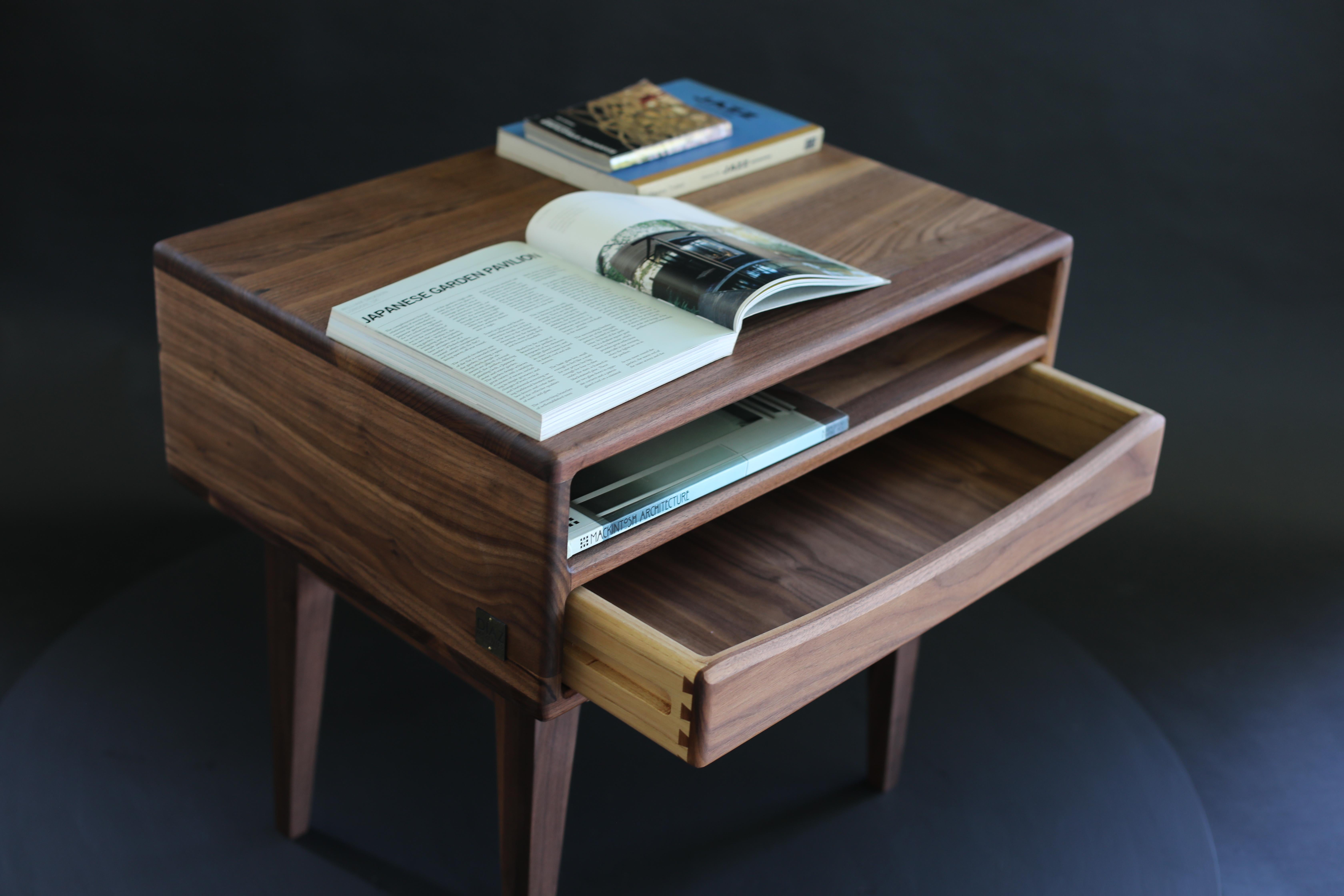 Marbre Table de chevet d'inspiration Modernity en noyer massif avec étagère ouverte en vente