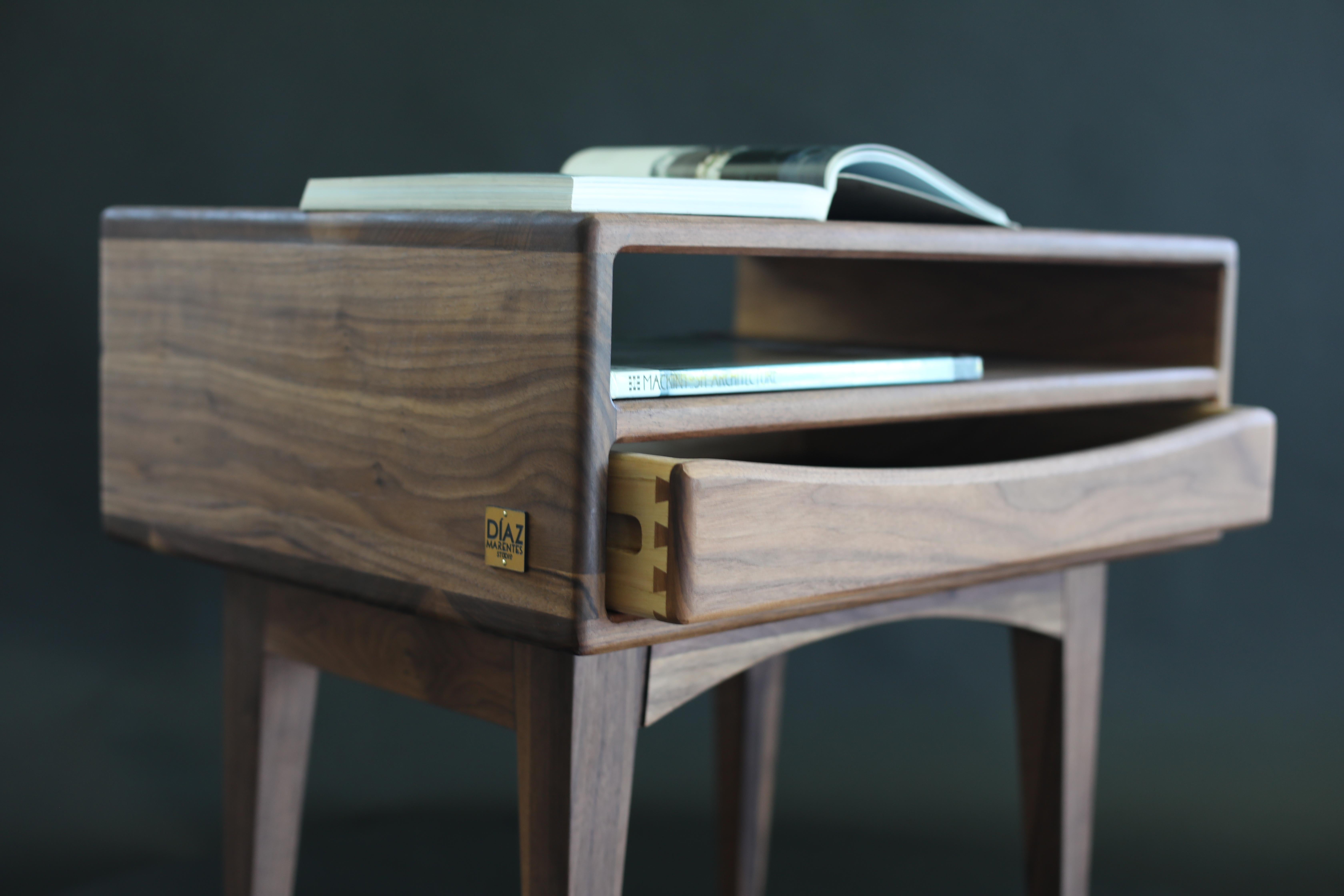 Table de chevet d'inspiration Modernity en noyer massif avec étagère ouverte en vente 1