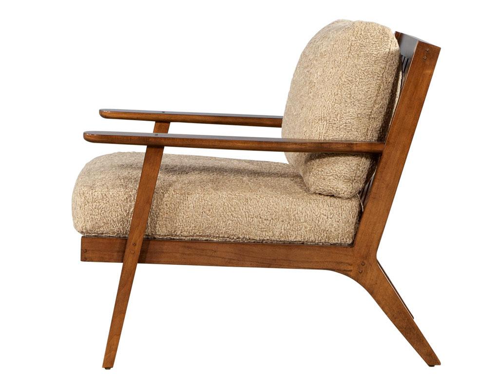 Mid-Century Modern inspirierter Ahorn-Loungesessel von Ellen Degeneres Mildas Chair (Stoff) im Angebot