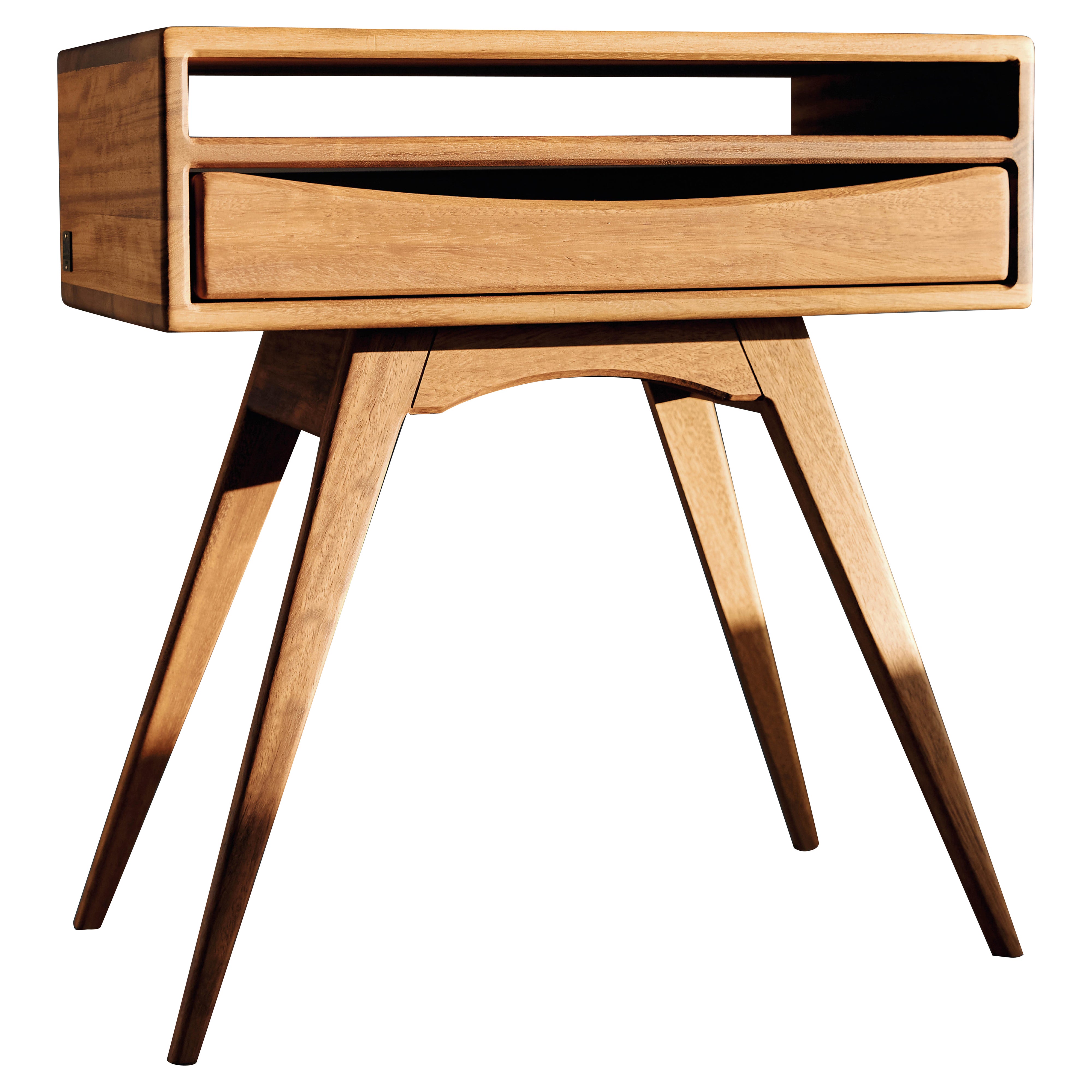 Comodino in teak africano massiccio con cassetto, ispirato alla modernità del Medioevo