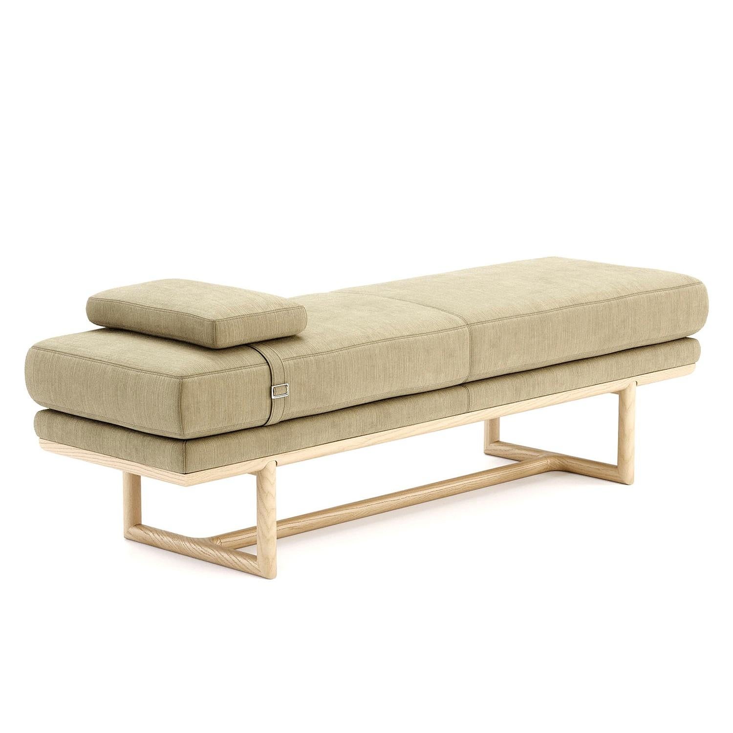 Modernes Holz und gepolstertes Daybed aus der Jahrhundertmitte - Mondo Design Studio (Stoff) im Angebot
