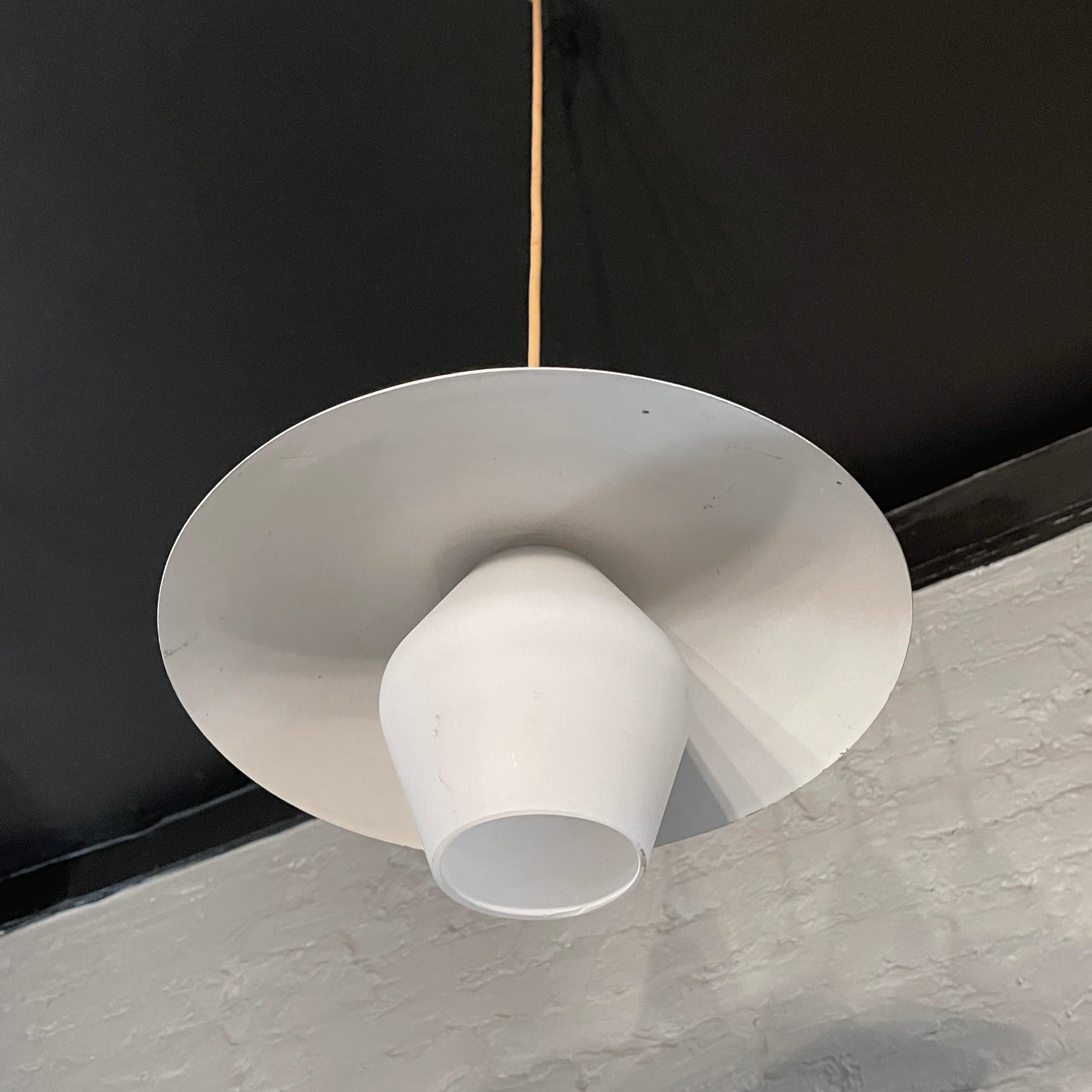 Mid Century Modern Intersecting Disc Pendant Light In Good Condition For Sale In Brooklyn, NY