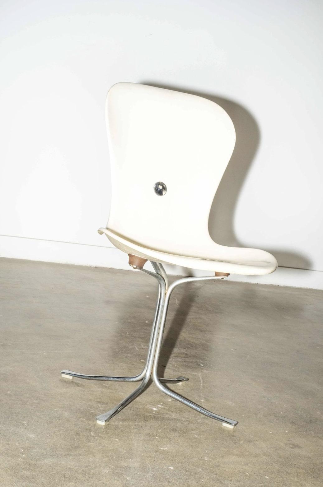 The Mid-Century Modern 'Ion' chair - designed by Gideon Kramer in 1962 for the World's Fair in Seattle - is a sleek nod to the space age era, with its curvy silhouette and futuristic flair. Made by the American Desk Company, the molded fibreglass