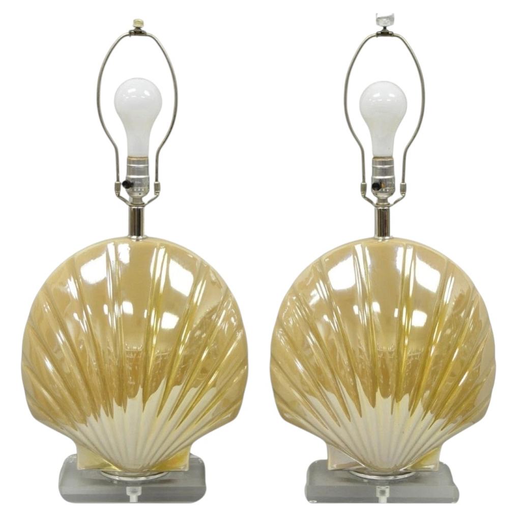 Lámpara de mesa de cerámica con forma de concha, estilo Mid-Century Modern, en color dorado iridiscente - Juego de dos en venta
