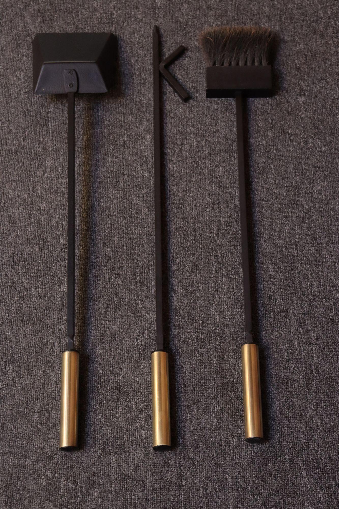 Metà XX secolo Set di utensili per caminetto in ferro e ottone della modernità di metà secolo in vendita