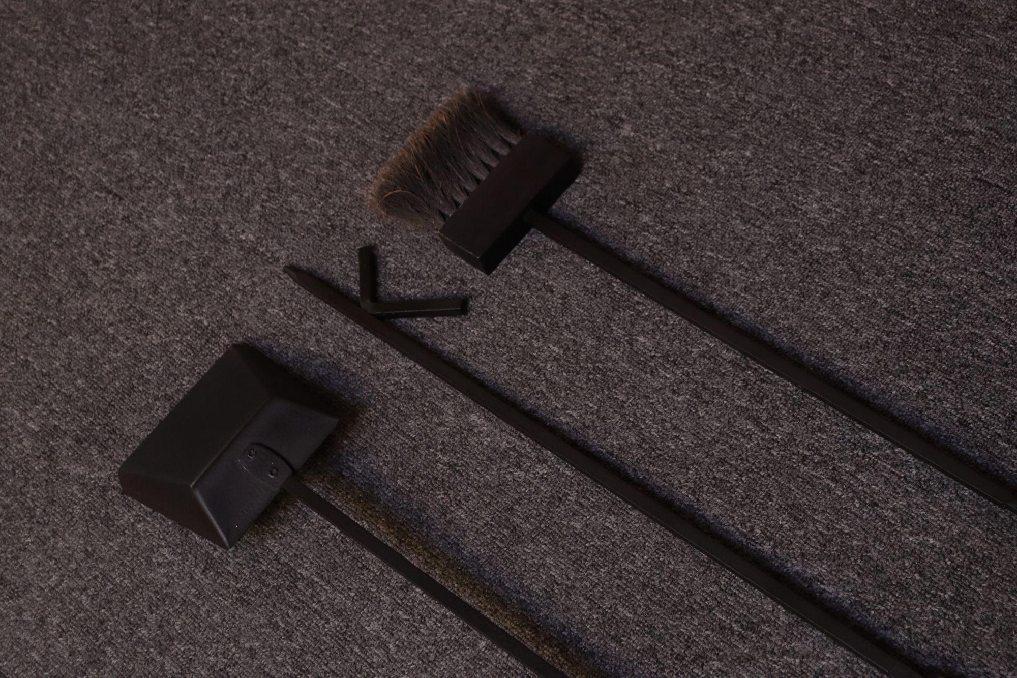 Ottone Set di utensili per caminetto in ferro e ottone della modernità di metà secolo in vendita