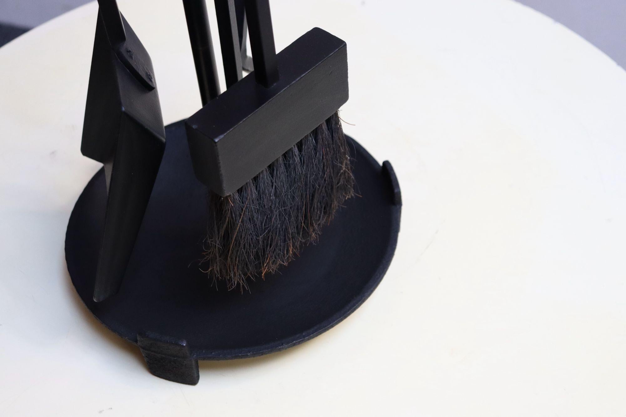 Set di utensili per caminetto in ferro e ottone della modernità di metà secolo in vendita 5