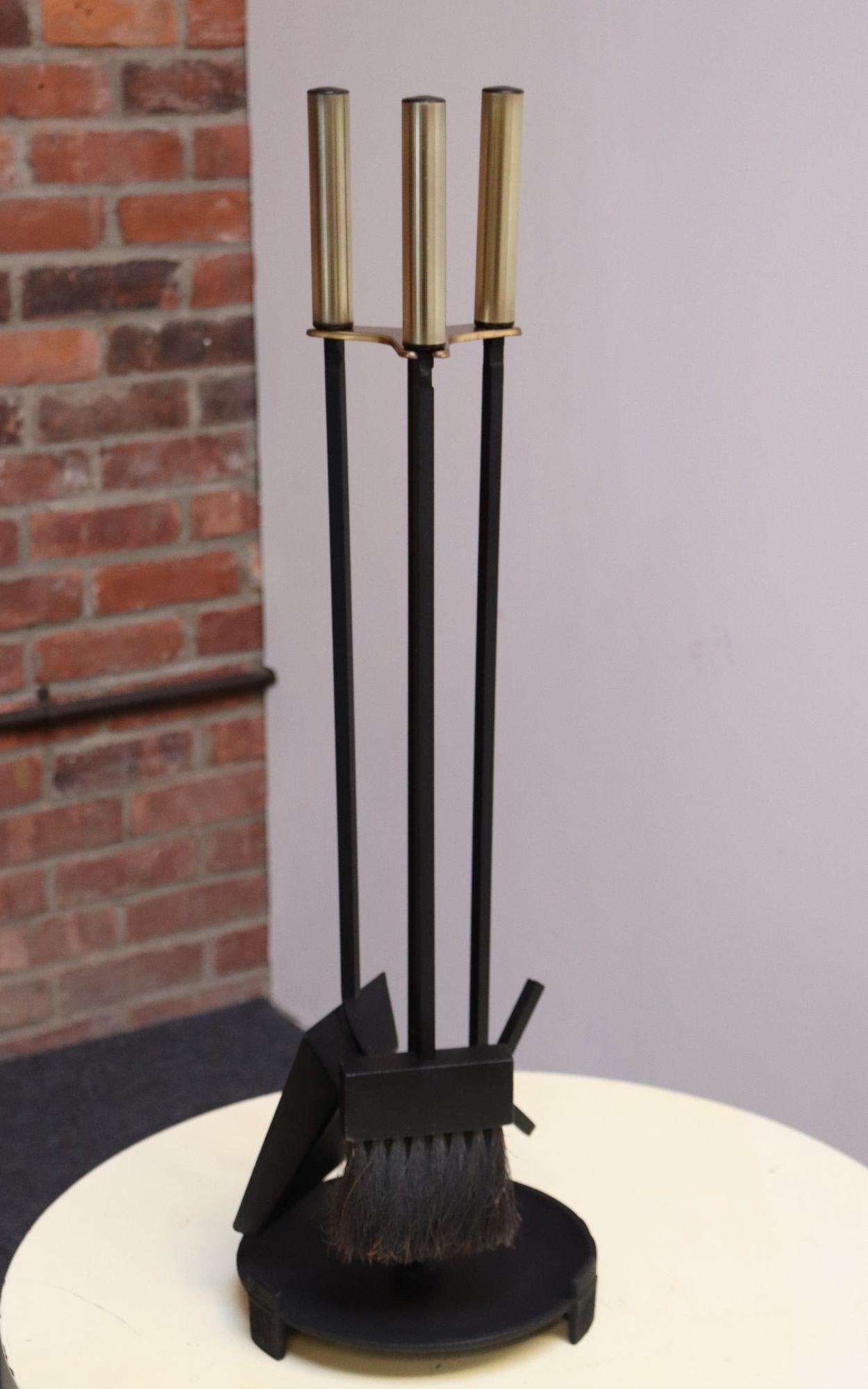 Set di tre pezzi di attrezzi da caminetto modernisti americani con caddy e spazzola in ferro, attizzatoio e pala, tutti con manici avvolti in ottone (anni '60 circa).
L'ottone è stato lucidato di recente. Nel complesso, le condizioni vintage sono