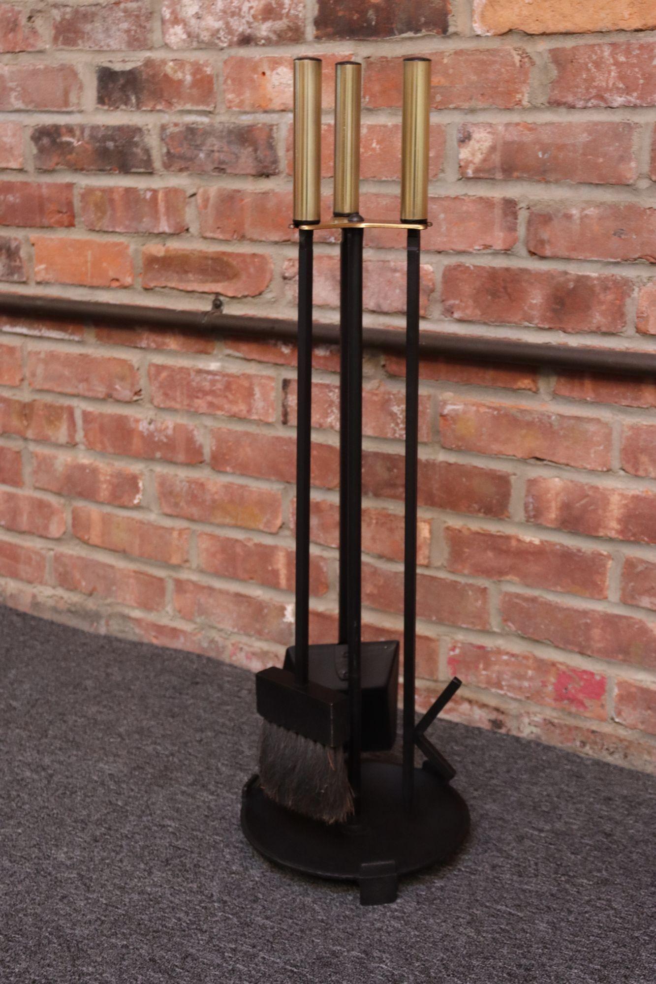 Mid-Century moderno Set di utensili per caminetto in ferro e ottone della modernità di metà secolo in vendita