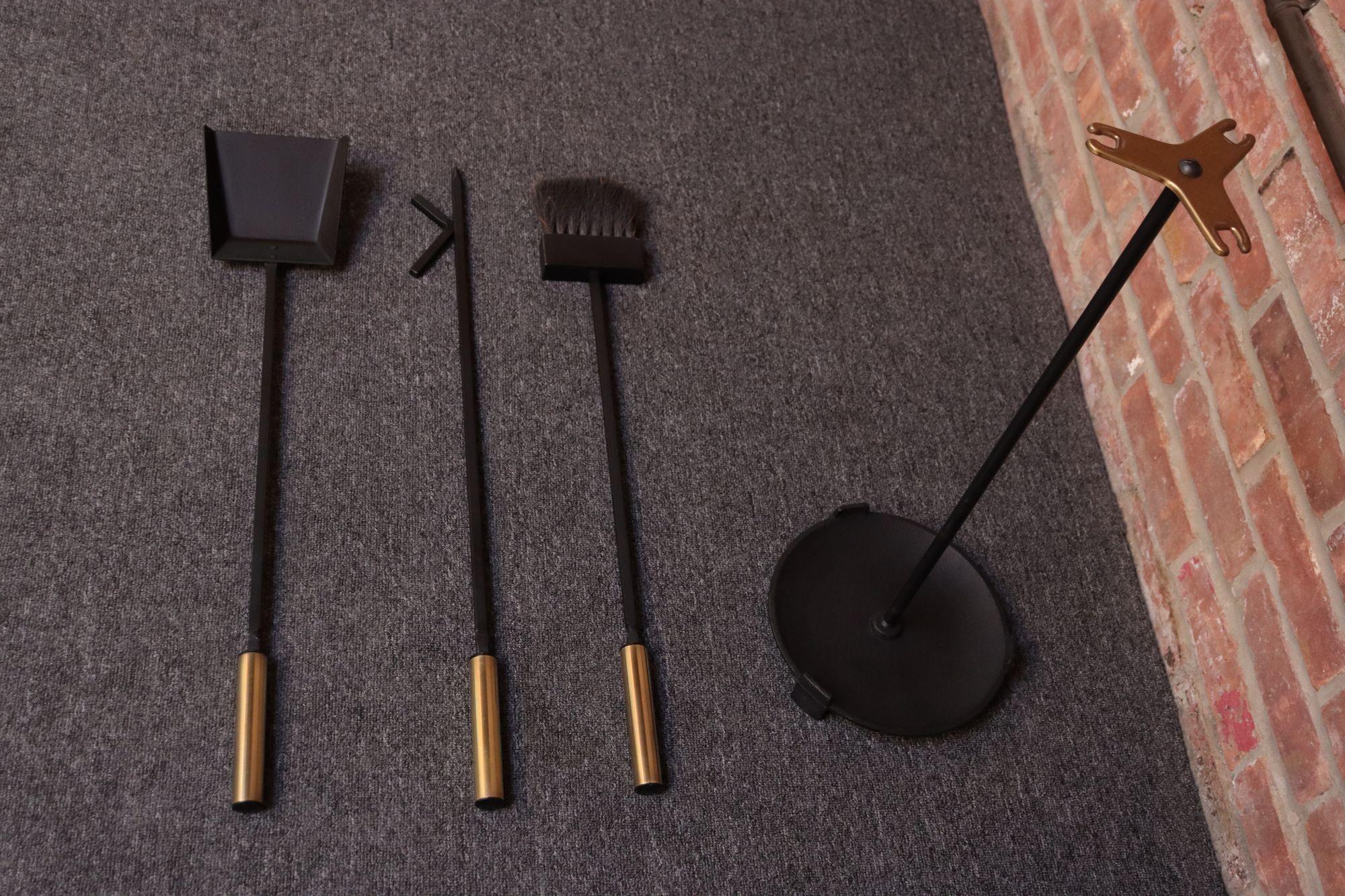 Set di utensili per caminetto in ferro e ottone della modernità di metà secolo In condizioni buone in vendita a Brooklyn, NY
