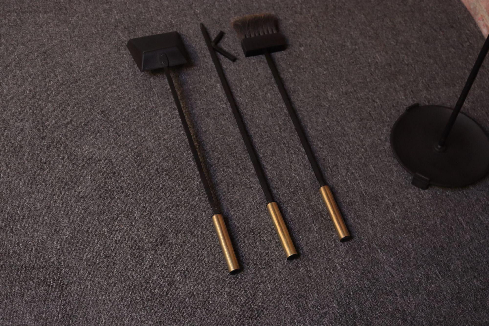 Set di utensili per caminetto in ferro e ottone della modernità di metà secolo in vendita 7