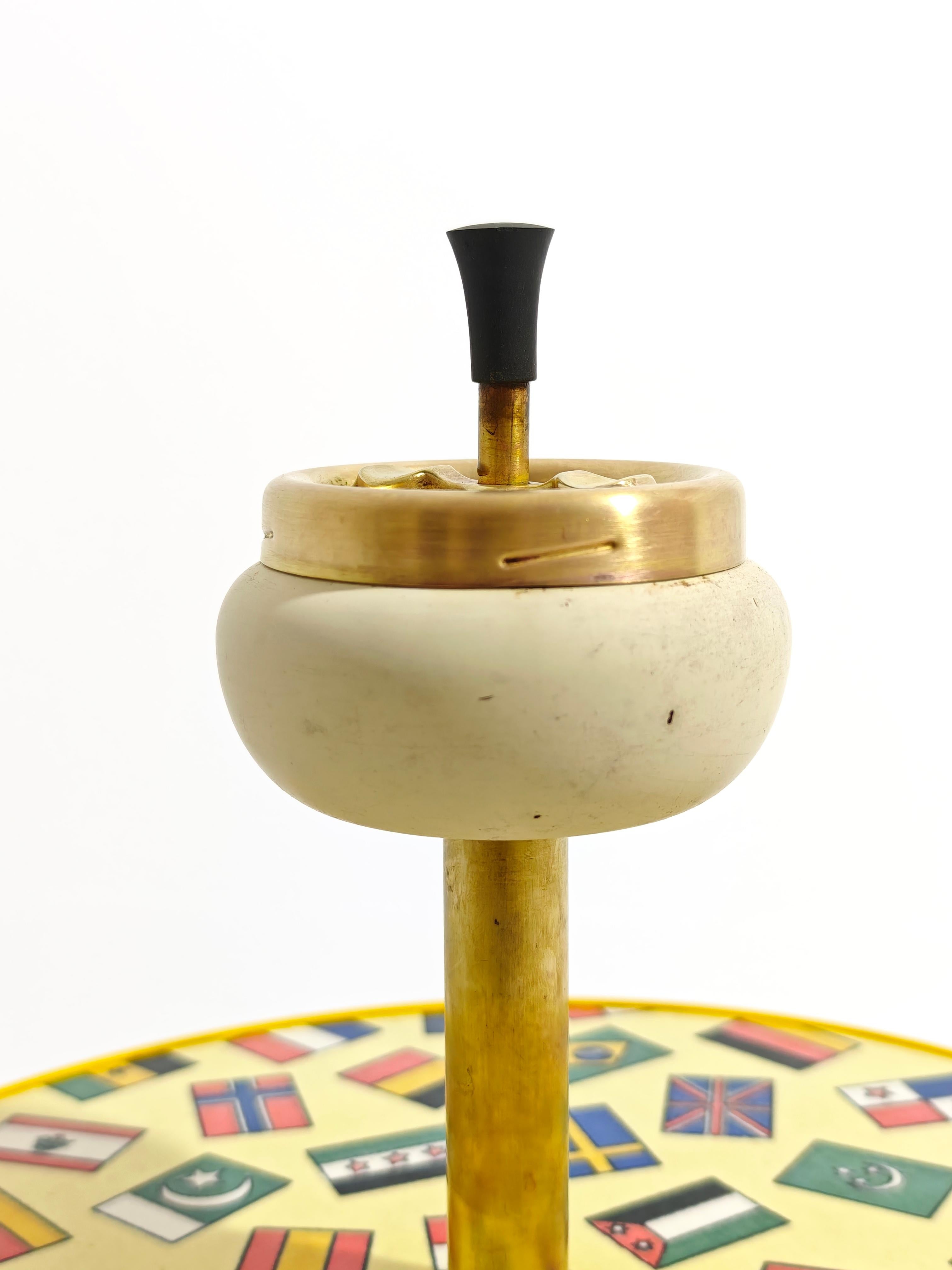 Cenicero de pie de hierro y latón moderno de mediados de siglo con repisa Production Italia años 60 Moderno de mediados de siglo en venta