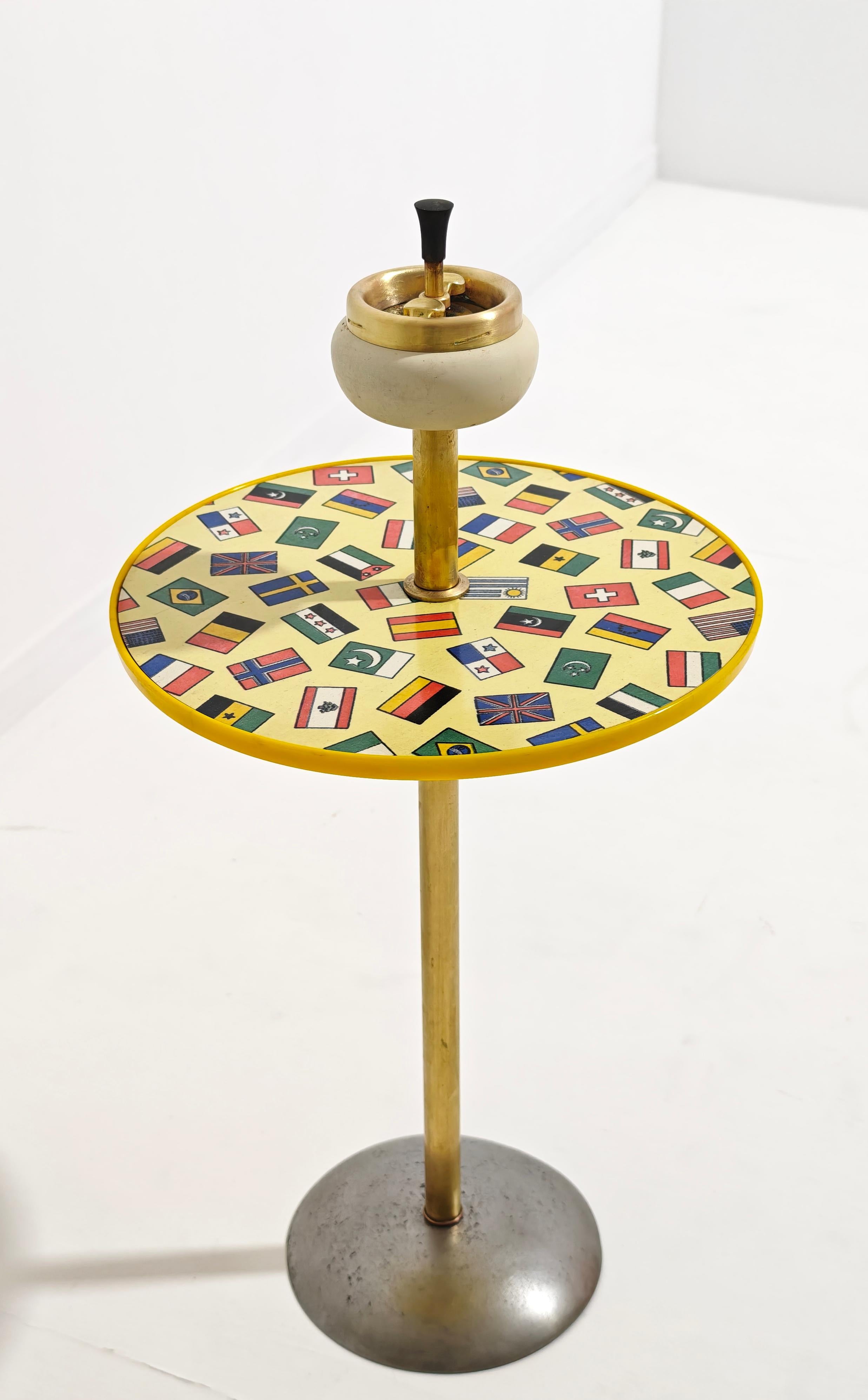 Cenicero de pie de hierro y latón moderno de mediados de siglo con repisa Production Italia años 60 Latón en venta
