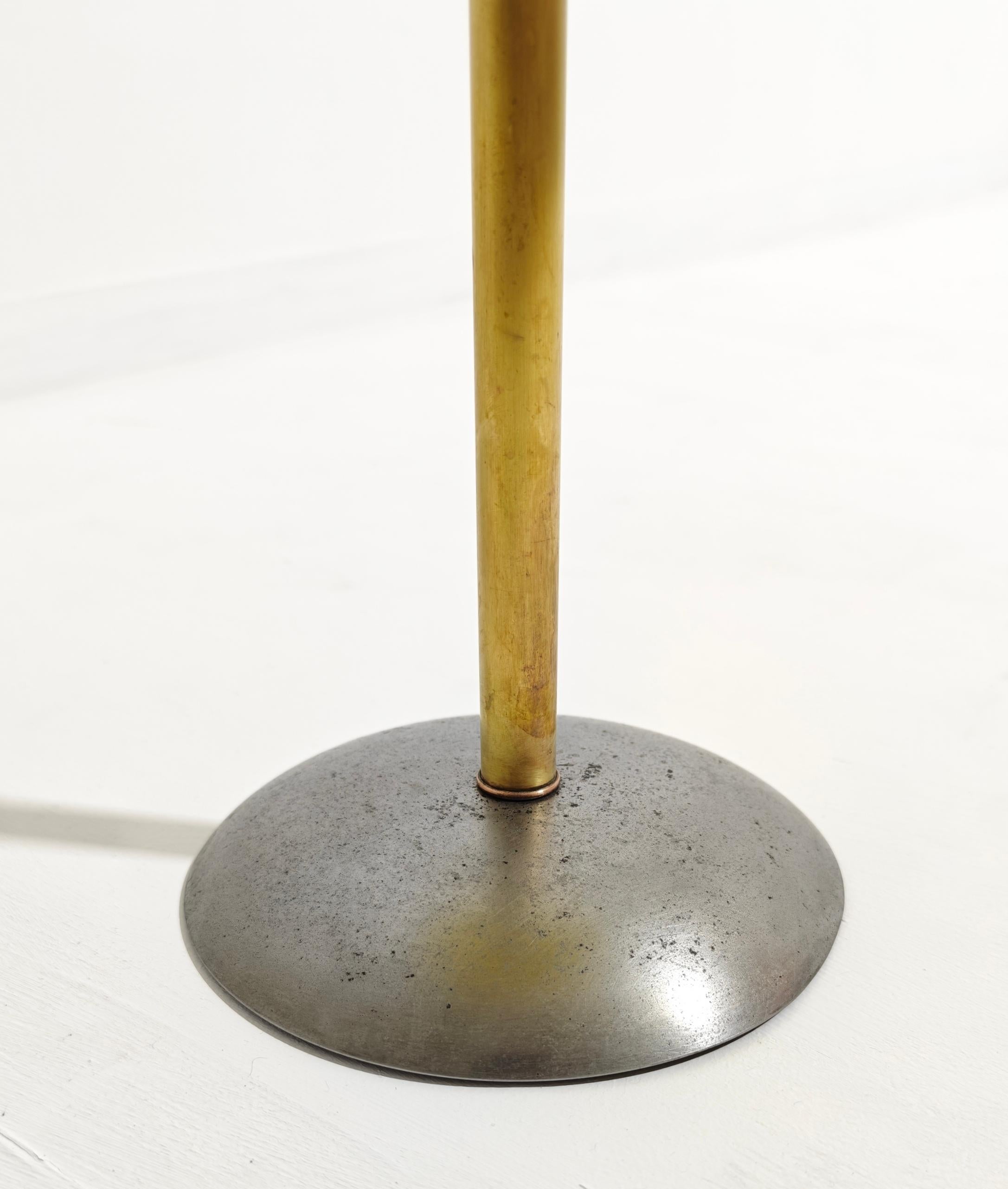 Cenicero de pie de hierro y latón moderno de mediados de siglo con repisa Production Italia años 60 en venta 1